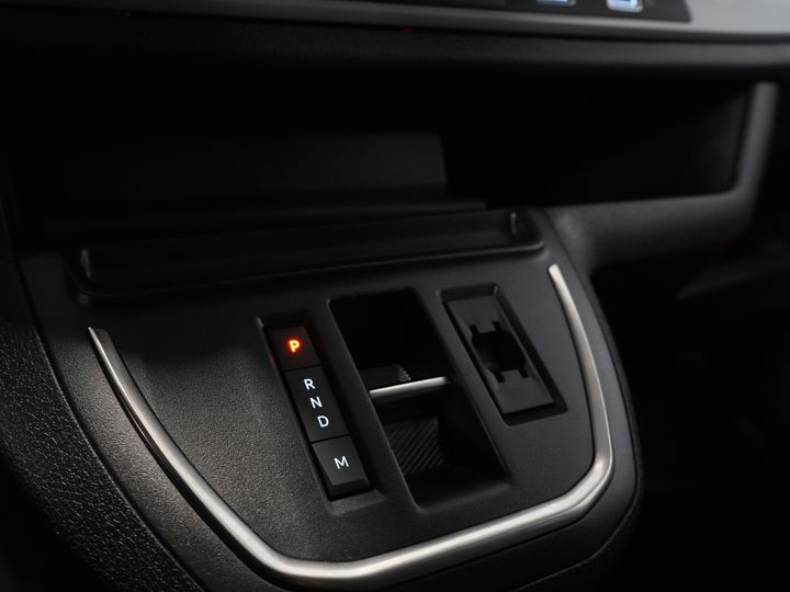 Peugeot Expert Van 2.0 HDi 145 CP Aut DC Double Cab 6 Pers./ Navi/ Carplay/ Camera/ PDC/ Cruise/ Airco