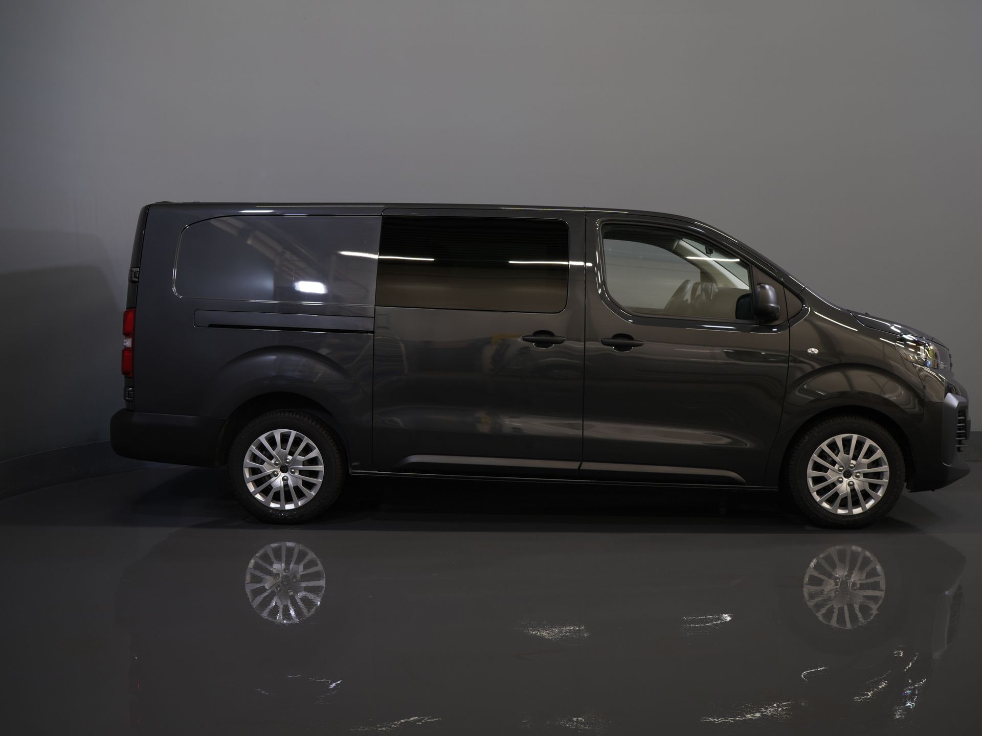 Peugeot Expert Van 2.0 HDi 145 CP Aut DC Double Cab 6 Pers./ Navi/ Carplay/ Camera/ PDC/ Cruise/ Airco