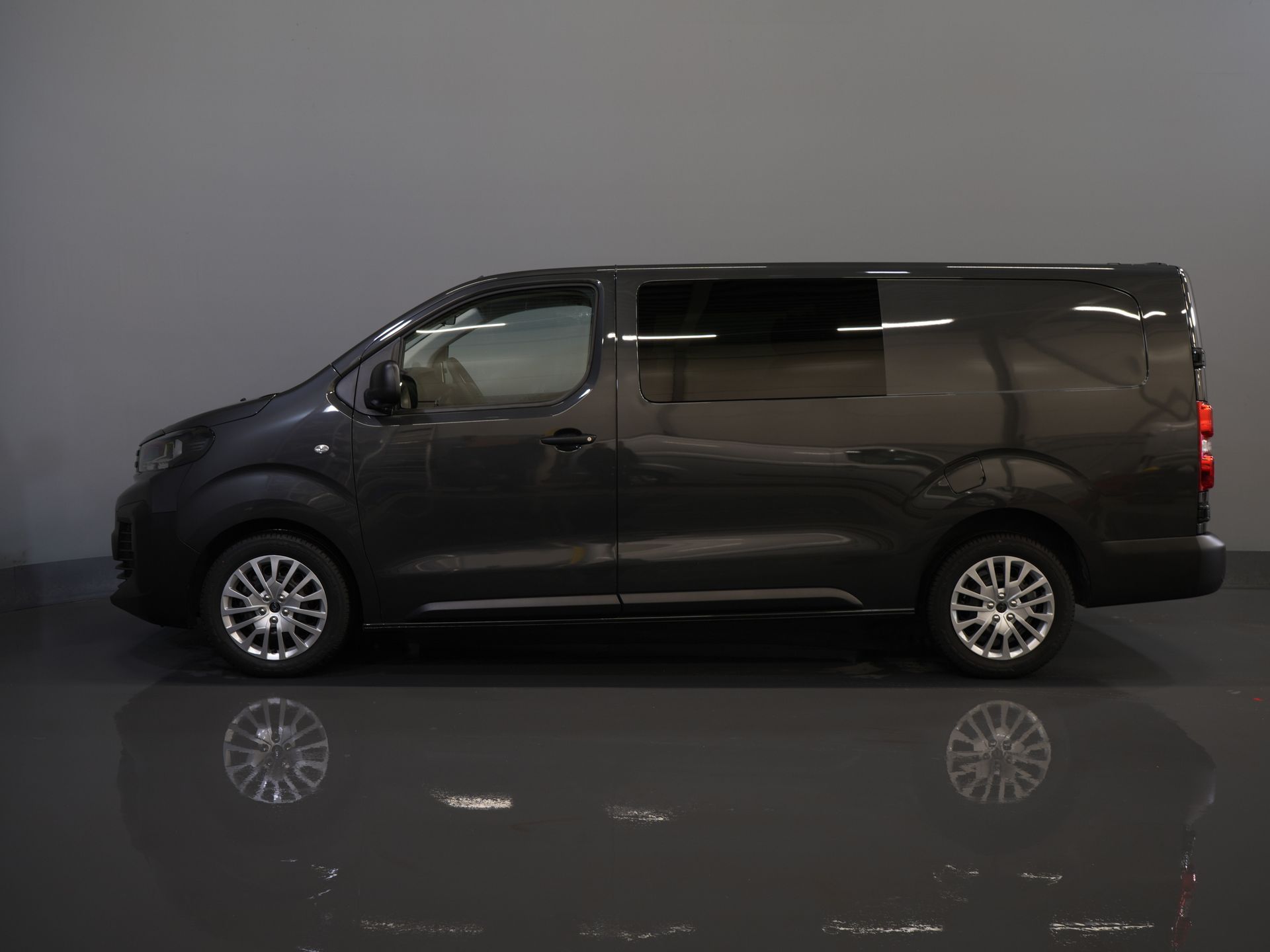 Peugeot Expert Van 2.0 HDi 145 CP Aut DC Double Cab 6 Pers./ Navi/ Carplay/ Camera/ PDC/ Cruise/ Airco