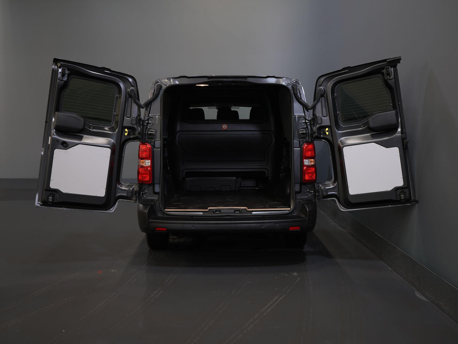 Peugeot Expert Van 2.0 HDi 145 CP Aut DC Double Cab 6 Pers./ Navi/ Carplay/ Camera/ PDC/ Cruise/ Airco