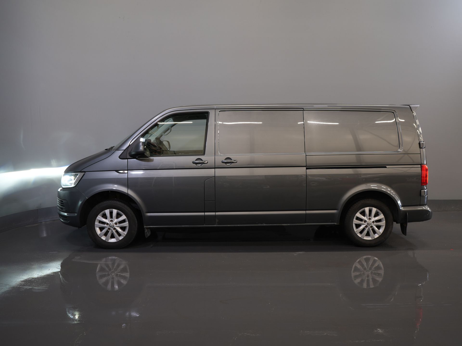 Volkswagen Transporter Van 2.0 TDI 150 к.с. DSG Aut. 4Motion L2 BPM БЕЗКОШТОВНО! 4х4/ 2х зсувні двері/ LED/ Адапт. Круїз/ Сигналізація/ Підігрів сидінь/ LMV/ Камера/ Кондиціонер