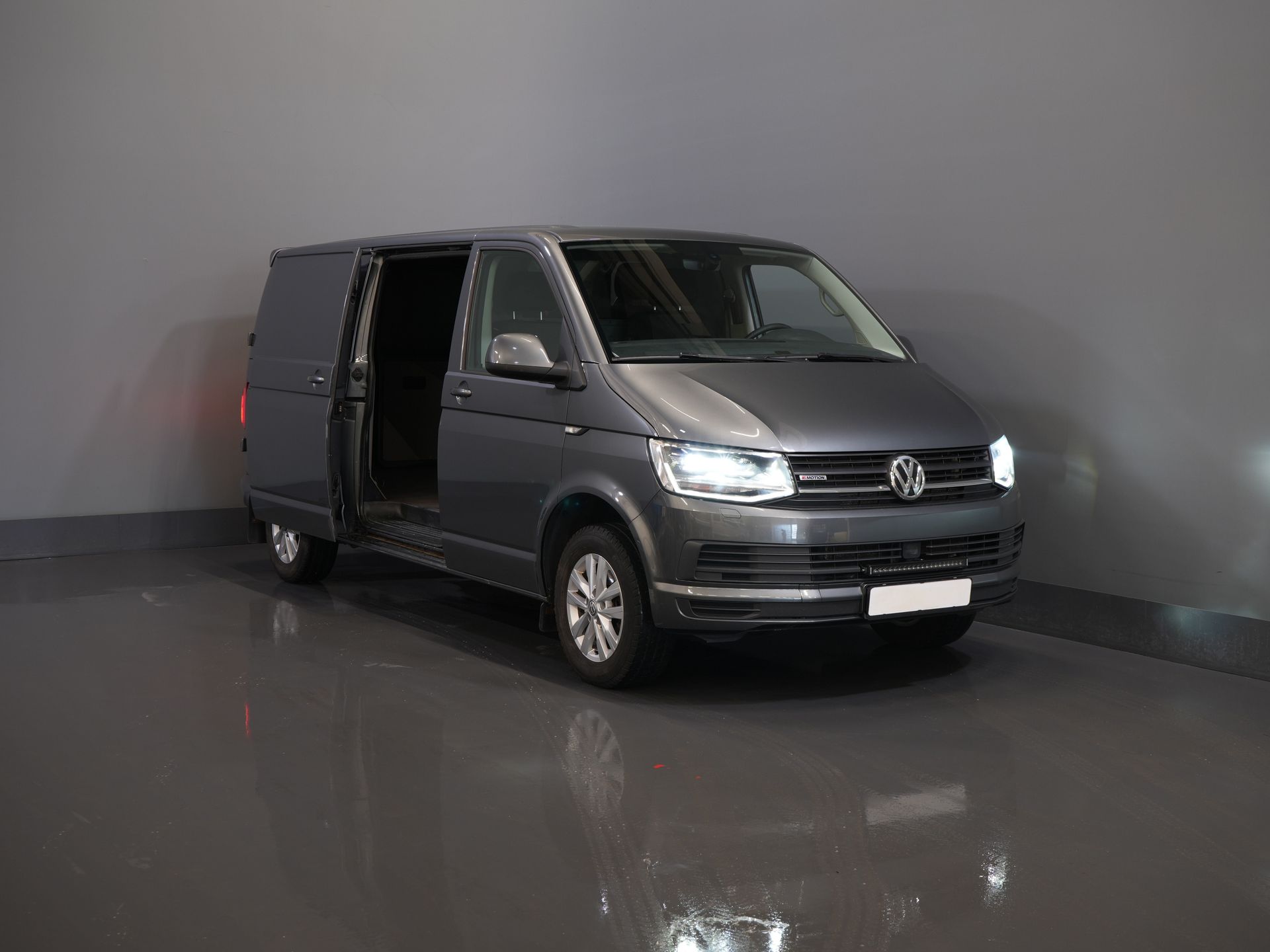 Volkswagen Transporter Van 2.0 TDI 150 к.с. DSG Aut. 4Motion L2 BPM БЕЗКОШТОВНО! 4х4/ 2х зсувні двері/ LED/ Адапт. Круїз/ Сигналізація/ Підігрів сидінь/ LMV/ Камера/ Кондиціонер