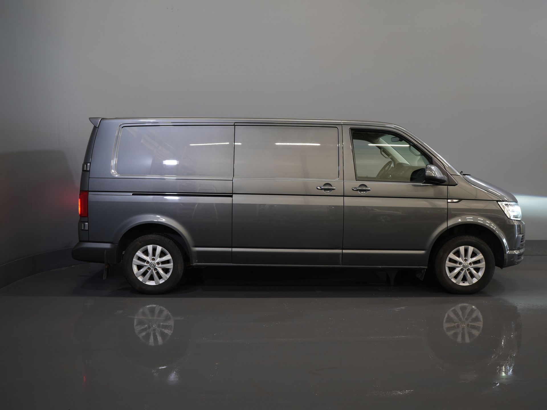 Volkswagen Transporter Van 2.0 TDI 150 к.с. DSG Aut. 4Motion L2 BPM БЕЗКОШТОВНО! 4х4/ 2х зсувні двері/ LED/ Адапт. Круїз/ Сигналізація/ Підігрів сидінь/ LMV/ Камера/ Кондиціонер