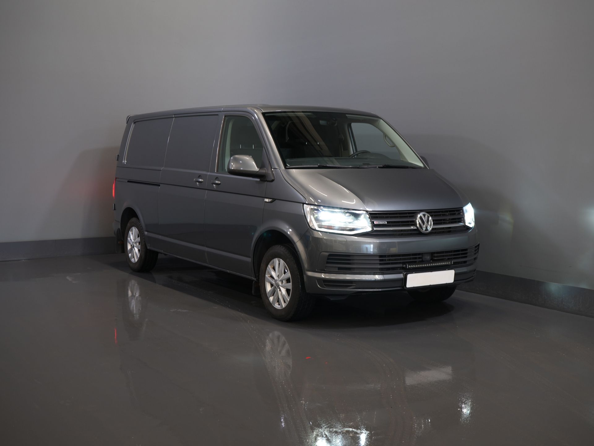 Volkswagen Transporter Van 2.0 TDI 150 к.с. DSG Aut. 4Motion L2 BPM БЕЗКОШТОВНО! 4х4/ 2х зсувні двері/ LED/ Адапт. Круїз/ Сигналізація/ Підігрів сидінь/ LMV/ Камера/ Кондиціонер