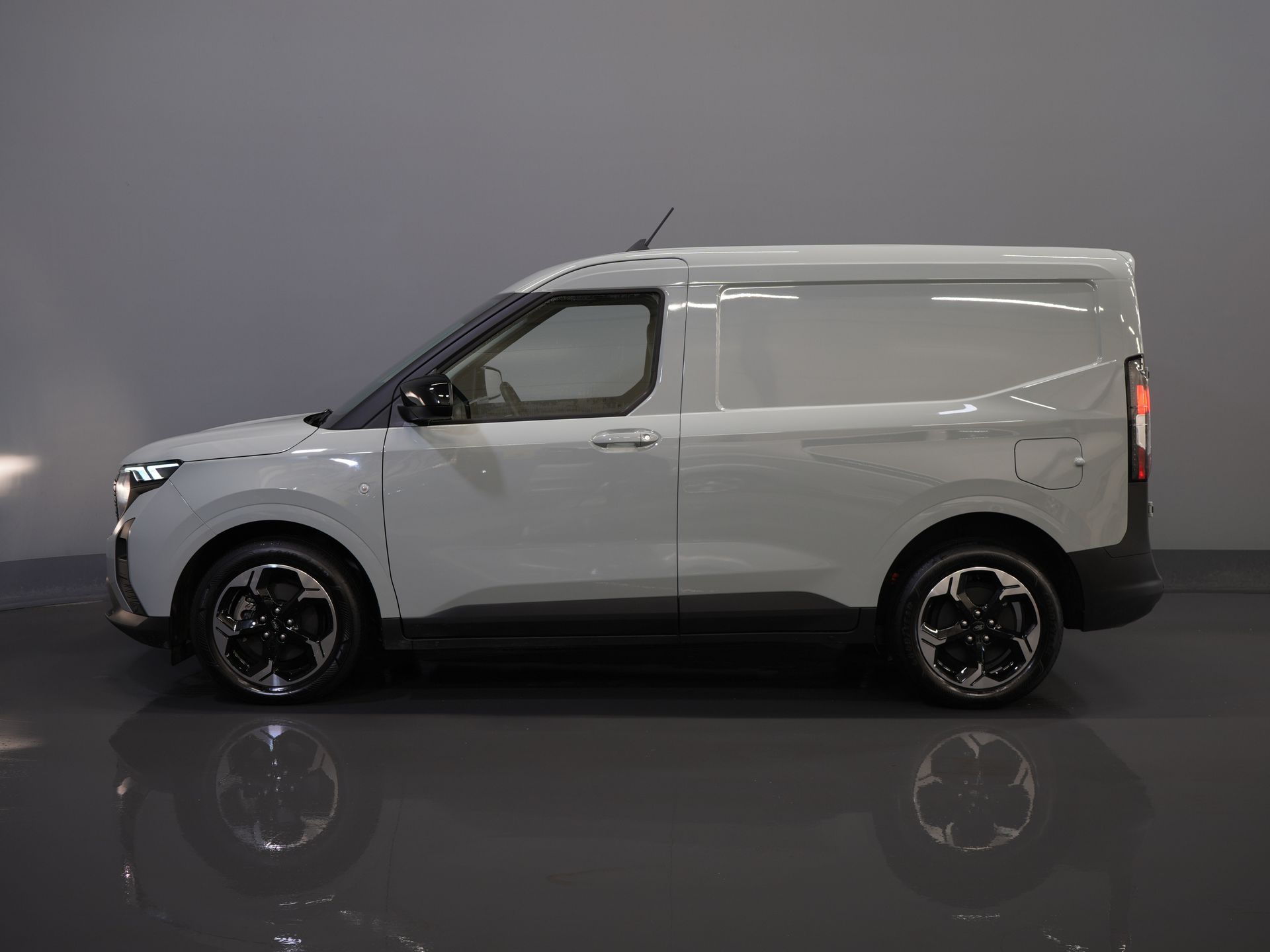Ford Courier Bestelbus E-Transit Limited 44 kWh 292 km WLTP Garantie/ Snellader/ Adapt.Cruise/ Stoelverw./ Stuurverw./ Carplay/ Camera/ Climate/ PDC/ L