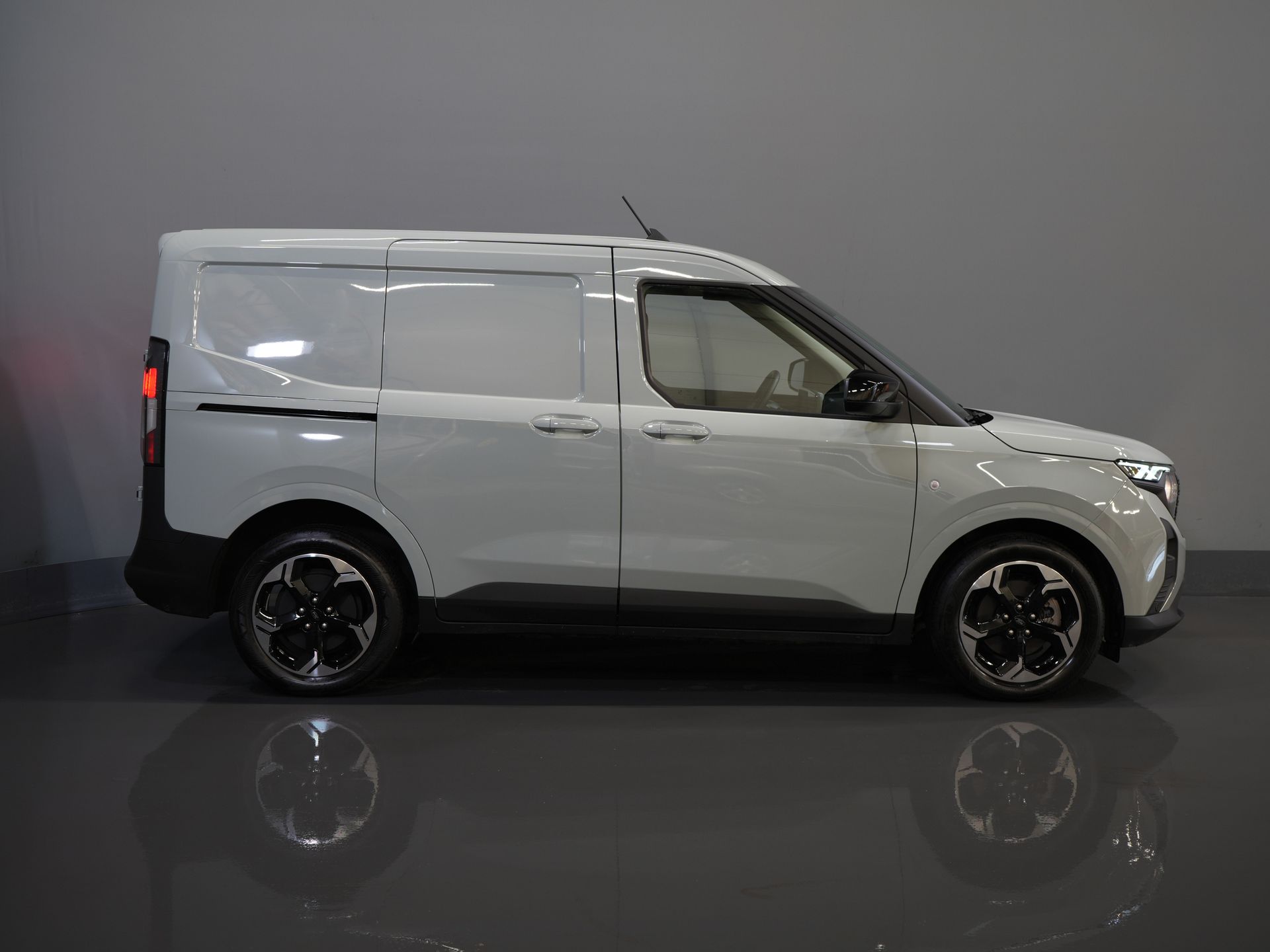 Ford Courier Bestelbus E-Transit Limited 44 kWh 292 km WLTP Garantie/ Snellader/ Adapt.Cruise/ Stoelverw./ Stuurverw./ Carplay/ Camera/ Climate/ PDC/ L