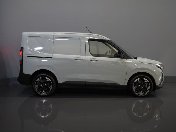 Ford Courier Bestelbus E-Transit Limited 44 kWh 292 km WLTP Garantie/ Snellader/ Adapt.Cruise/ Stoelverw./ Stuurverw./ Carplay/ Camera/ Climate/ PDC/ L