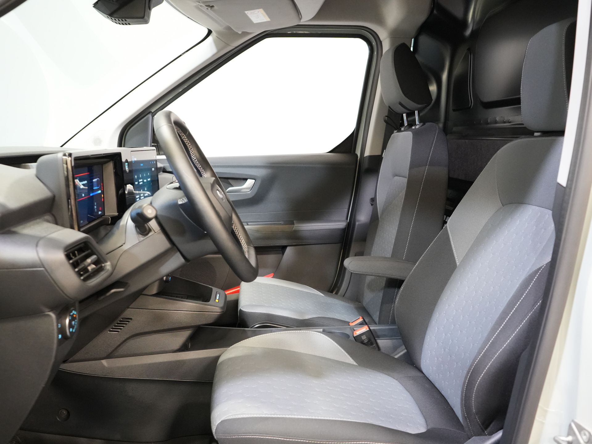 Ford Courier Bestelbus E-Transit Limited 44 kWh 292 km WLTP Garantie/ Snellader/ Adapt.Cruise/ Stoelverw./ Stuurverw./ Carplay/ Camera/ Climate/ PDC/ L