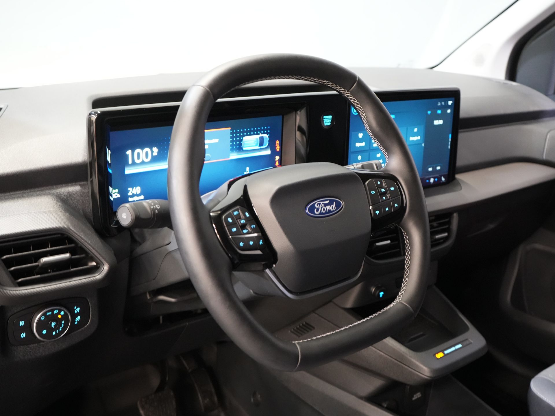 Ford Courier Bestelbus E-Transit Limited 44 kWh 292 km WLTP Garantie/ Snellader/ Adapt.Cruise/ Stoelverw./ Stuurverw./ Carplay/ Camera/ Climate/ PDC/ L