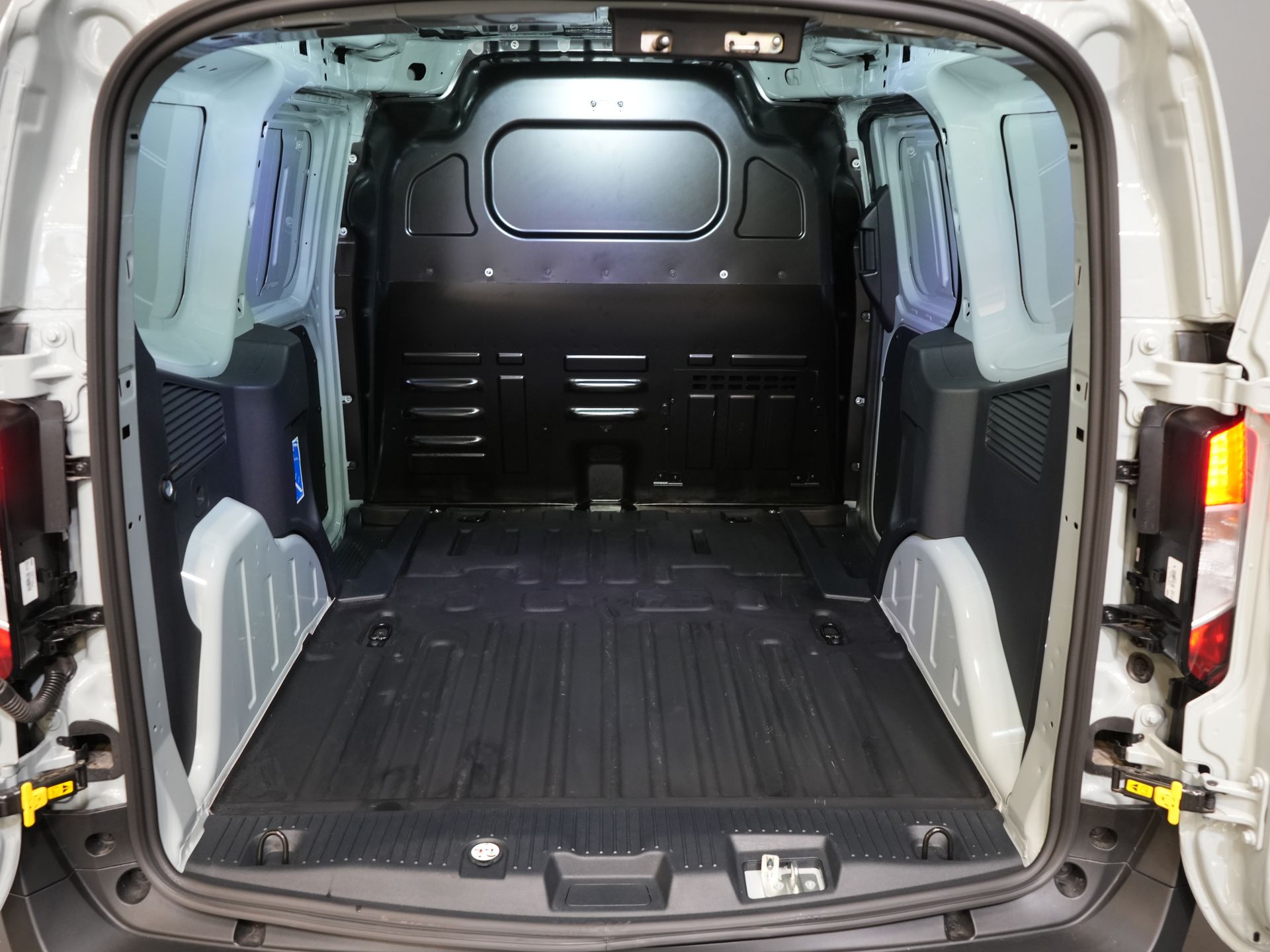 Ford Courier Bestelbus E-Transit Limited 44 kWh 292 km WLTP Garantie/ Snellader/ Adapt.Cruise/ Stoelverw./ Stuurverw./ Carplay/ Camera/ Climate/ PDC/ L