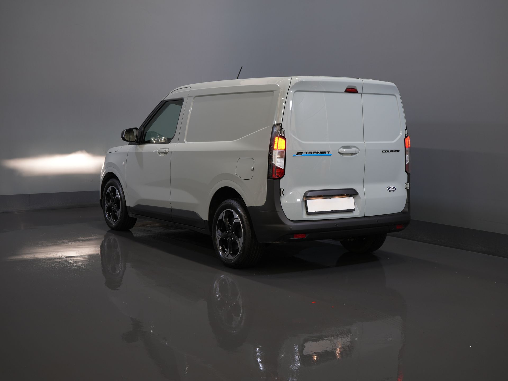 Ford Courier Bestelbus E-Transit Limited 44 kWh 292 km WLTP Garantie/ Snellader/ Adapt.Cruise/ Stoelverw./ Stuurverw./ Carplay/ Camera/ Climate/ PDC/ L