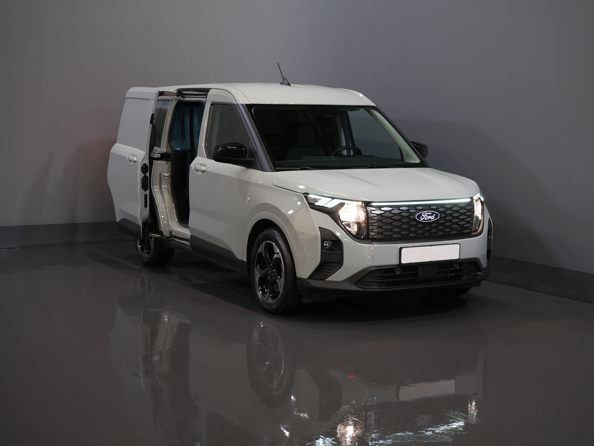 Ford Courier Bestelbus E-Transit Limited 44 kWh 292 km WLTP Garantie/ Snellader/ Adapt.Cruise/ Stoelverw./ Stuurverw./ Carplay/ Camera/ Climate/ PDC/ L