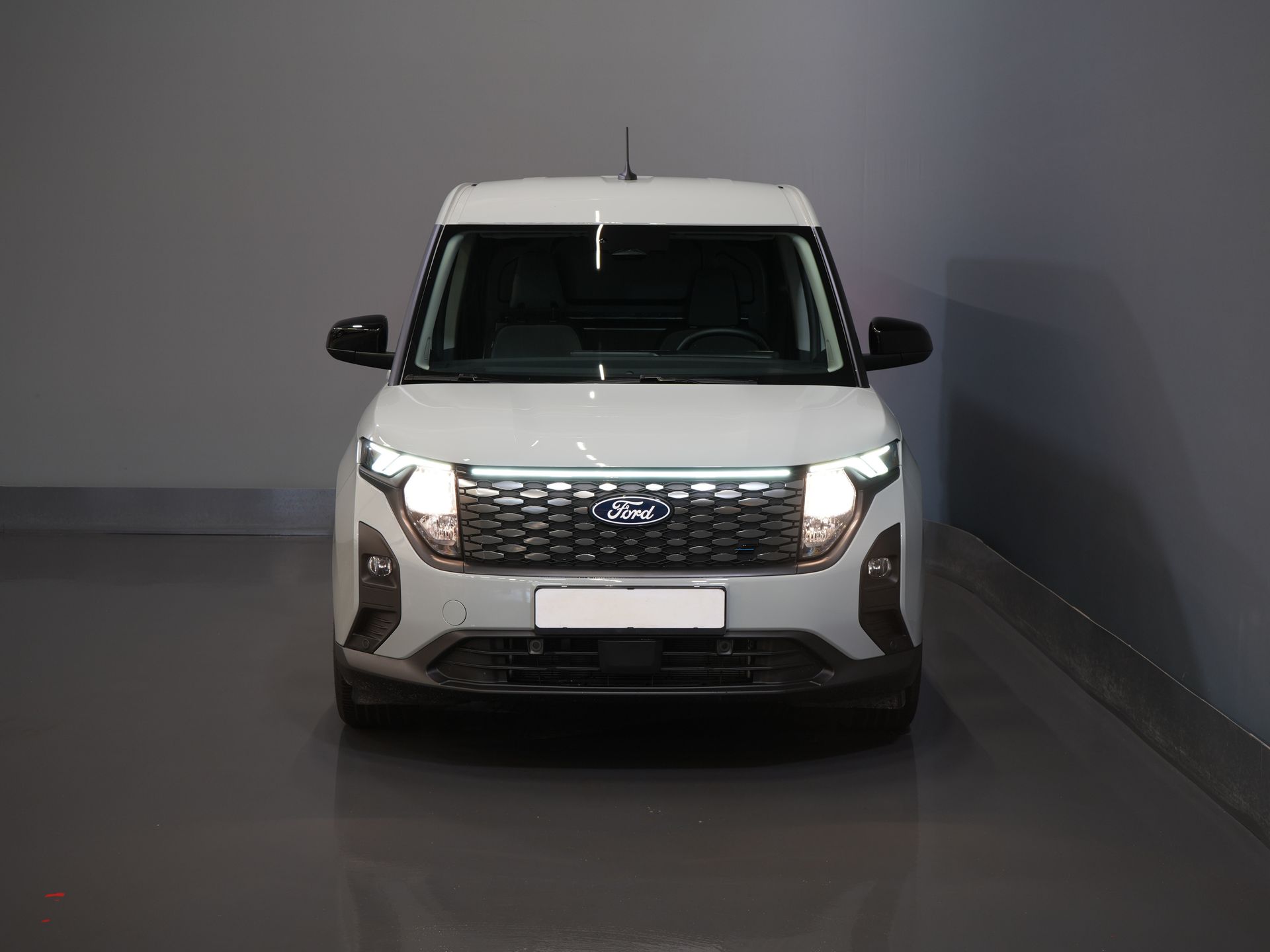 Ford Courier Bestelbus E-Transit Limited 44 kWh 292 km WLTP Garantie/ Snellader/ Adapt.Cruise/ Stoelverw./ Stuurverw./ Carplay/ Camera/ Climate/ PDC/ L