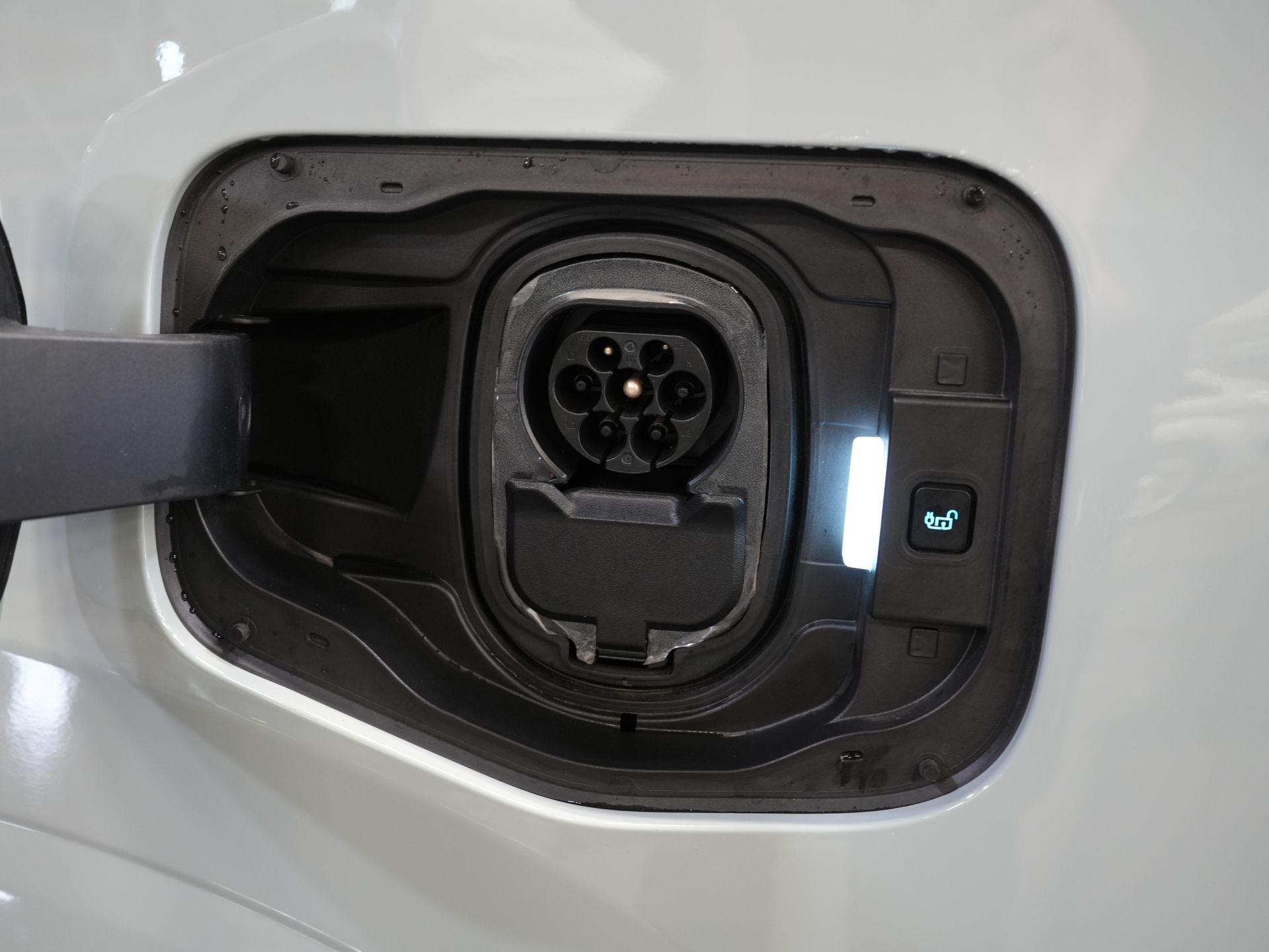 Ford Courier Bestelbus E-Transit Limited 44 kWh 292 km WLTP Garantie/ Snellader/ Adapt.Cruise/ Stoelverw./ Stuurverw./ Carplay/ Camera/ Climate/ PDC/ L