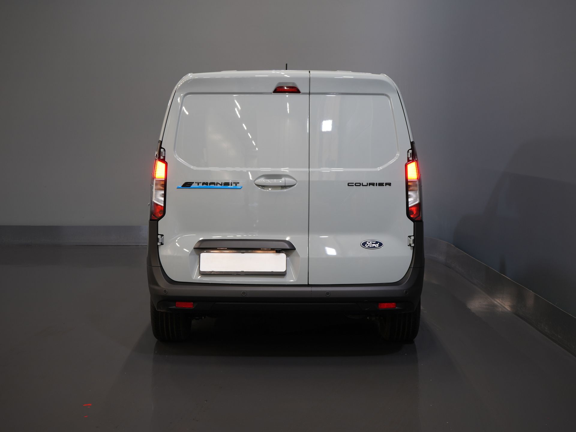 Ford Courier Bestelbus E-Transit Limited 44 kWh 292 km WLTP Garantie/ Snellader/ Adapt.Cruise/ Stoelverw./ Stuurverw./ Carplay/ Camera/ Climate/ PDC/ L