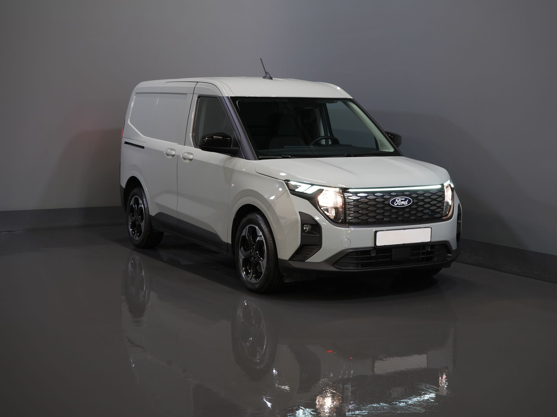 Ford Courier Bestelbus E-Transit Limited 44 kWh 292 km WLTP Garantie/ Snellader/ Adapt.Cruise/ Stoelverw./ Stuurverw./ Carplay/ Camera/ Climate/ PDC/ L
