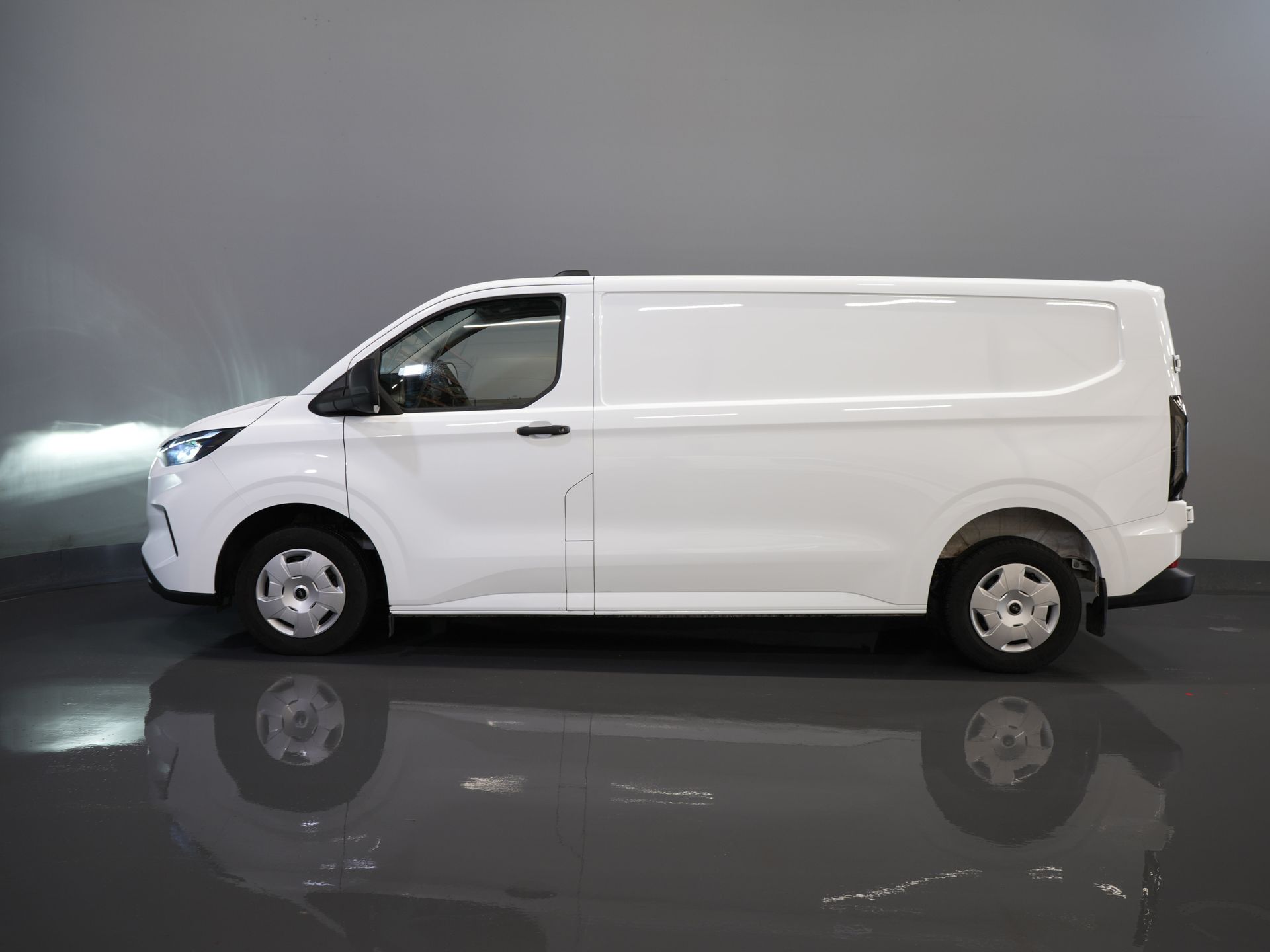 Ford Transit Custom Bestelbus 2.0 TDCI 136 pk Aut. L2 Trend BPM VRIJ! LED/ Carplay/ Camera/ Climate/ PDC/ Cruise