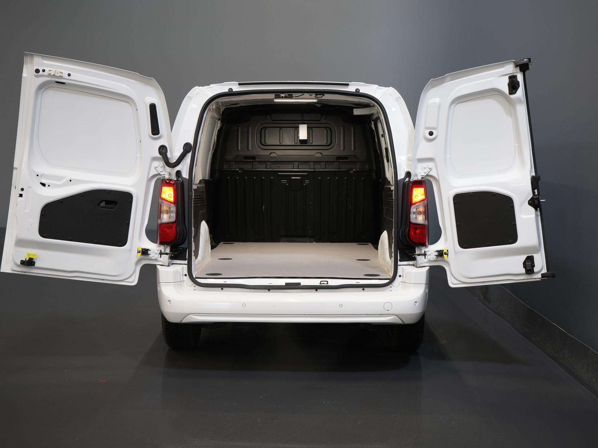 Opel Combo Van 1.5D 130 к.с. Авт. L2 BPM БЕЗКОШТОВНО! DB-ремінь V.V/ NL-автомат/ Carplay/ клімат/ LMV/ камера/ PDC