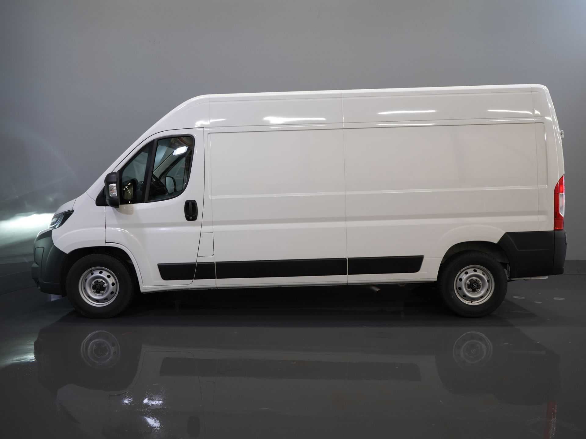 Vauxhall Movano Van 2.2 140 CV L3H2 LED/ Virtual Cockpit/ 3.0t Towingverm./ 270Gr.Doors/ Carplay/ Climate/ Navi/ Camera/ Cruise/ PDC