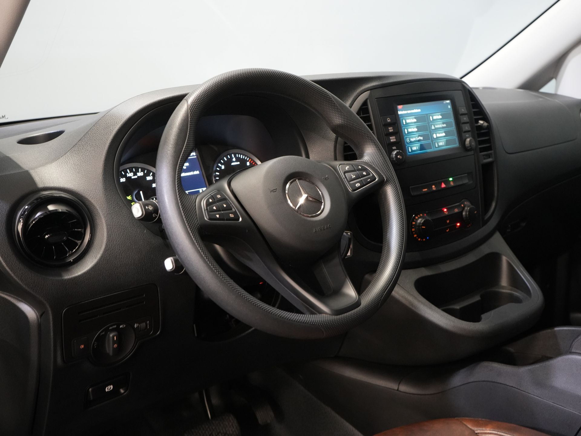 Mercedes-Benz Vito Van 114 CDI авт. DC Double Cab Buffl Leather / 2x зсувні двері / Carplay / Navi / Спойлер / Передня кромка / Бокові панелі / 18” LMV / Круїз / Кондиціонер