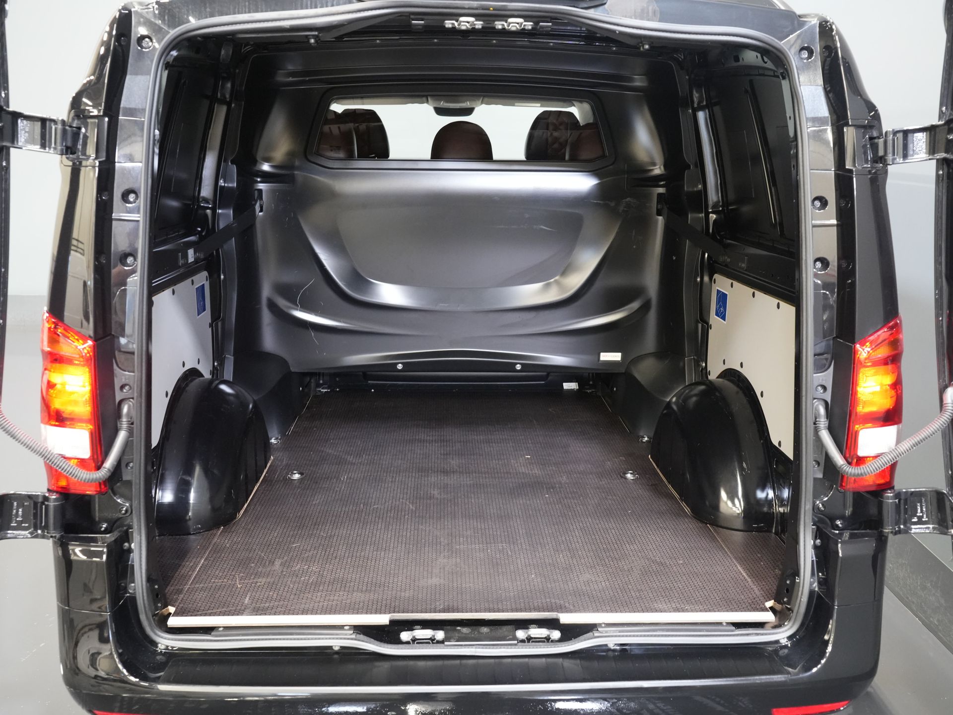 Mercedes-Benz Vito Van 114 CDI авт. DC Double Cab Buffl Leather / 2x зсувні двері / Carplay / Navi / Спойлер / Передня кромка / Бокові панелі / 18” LMV / Круїз / Кондиціонер