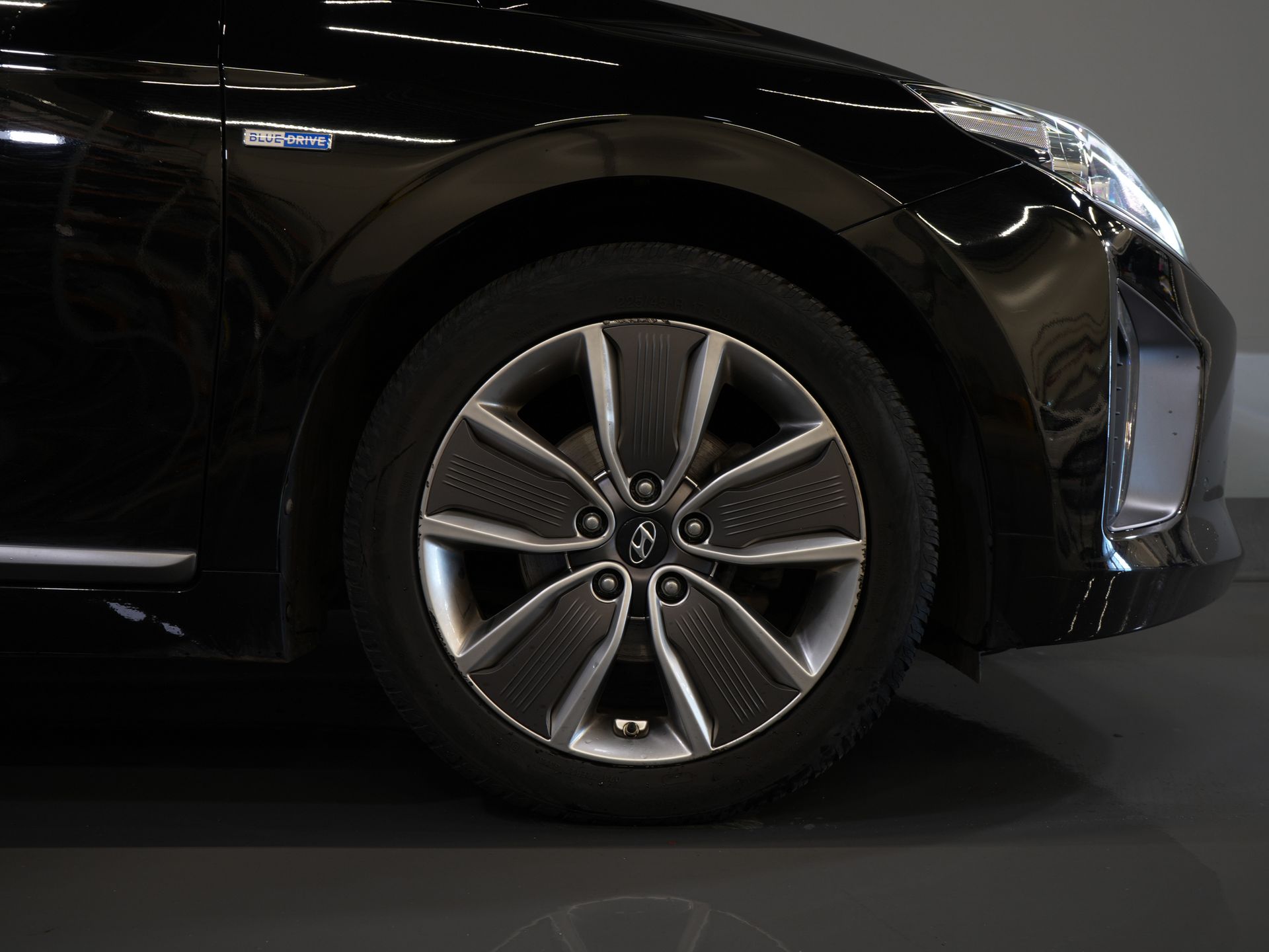 Hyundai IONIQ Hatchback 1.6 GDi Premium LED/ Adapt.Cruise/ Skóra/ Podgrzewane fotele/ Chłodzone fotele/ Podgrzewana kierownica/ Pamięć fotela/ CarPlay/ Nawigacja/ Kamera/ Klimatyzacja