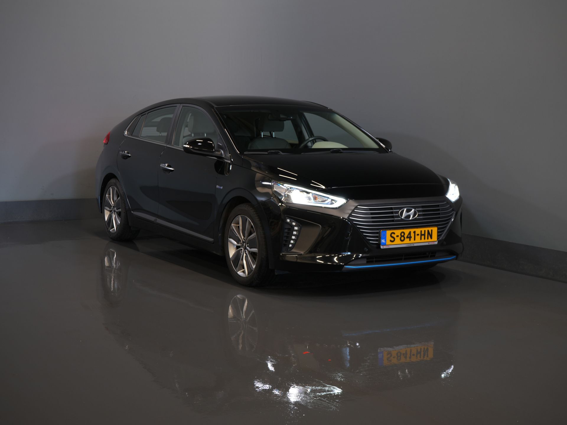 Hyundai IONIQ Hatchback 1.6 GDi Premium LED/ Adapt.Cruise/ Skóra/ Podgrzewane fotele/ Chłodzone fotele/ Podgrzewana kierownica/ Pamięć fotela/ CarPlay/ Nawigacja/ Kamera/ Klimatyzacja