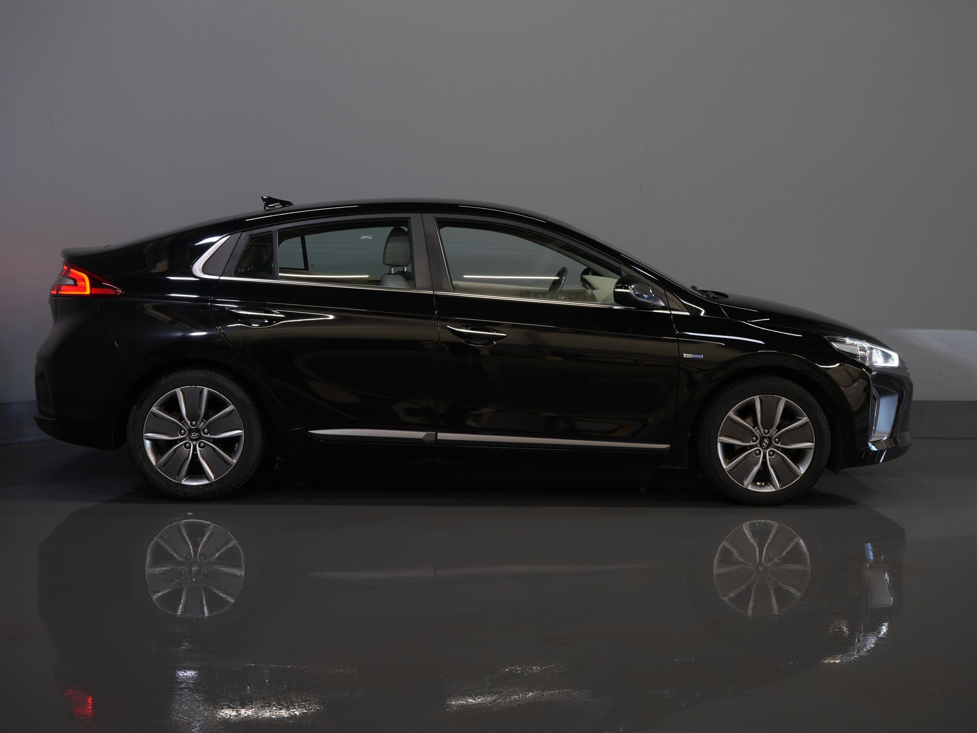 Hyundai IONIQ Hatchback 1.6 GDi Premium LED/ Adapt.Cruise/ Skóra/ Podgrzewane fotele/ Chłodzone fotele/ Podgrzewana kierownica/ Pamięć fotela/ CarPlay/ Nawigacja/ Kamera/ Klimatyzacja