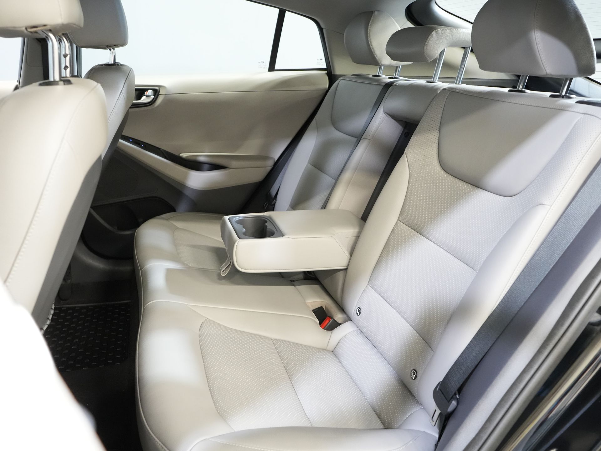 Hyundai IONIQ Hatchback 1.6 GDi Premium LED/ Adapt.Cruise/ Skóra/ Podgrzewane fotele/ Chłodzone fotele/ Podgrzewana kierownica/ Pamięć fotela/ CarPlay/ Nawigacja/ Kamera/ Klimatyzacja