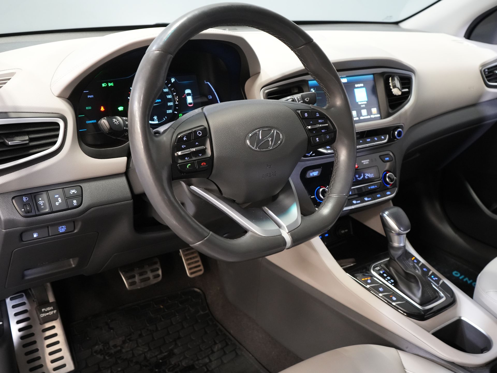 Hyundai IONIQ Hatchback 1.6 GDi Premium LED/ Adapt.Cruise/ Skóra/ Podgrzewane fotele/ Chłodzone fotele/ Podgrzewana kierownica/ Pamięć fotela/ CarPlay/ Nawigacja/ Kamera/ Klimatyzacja