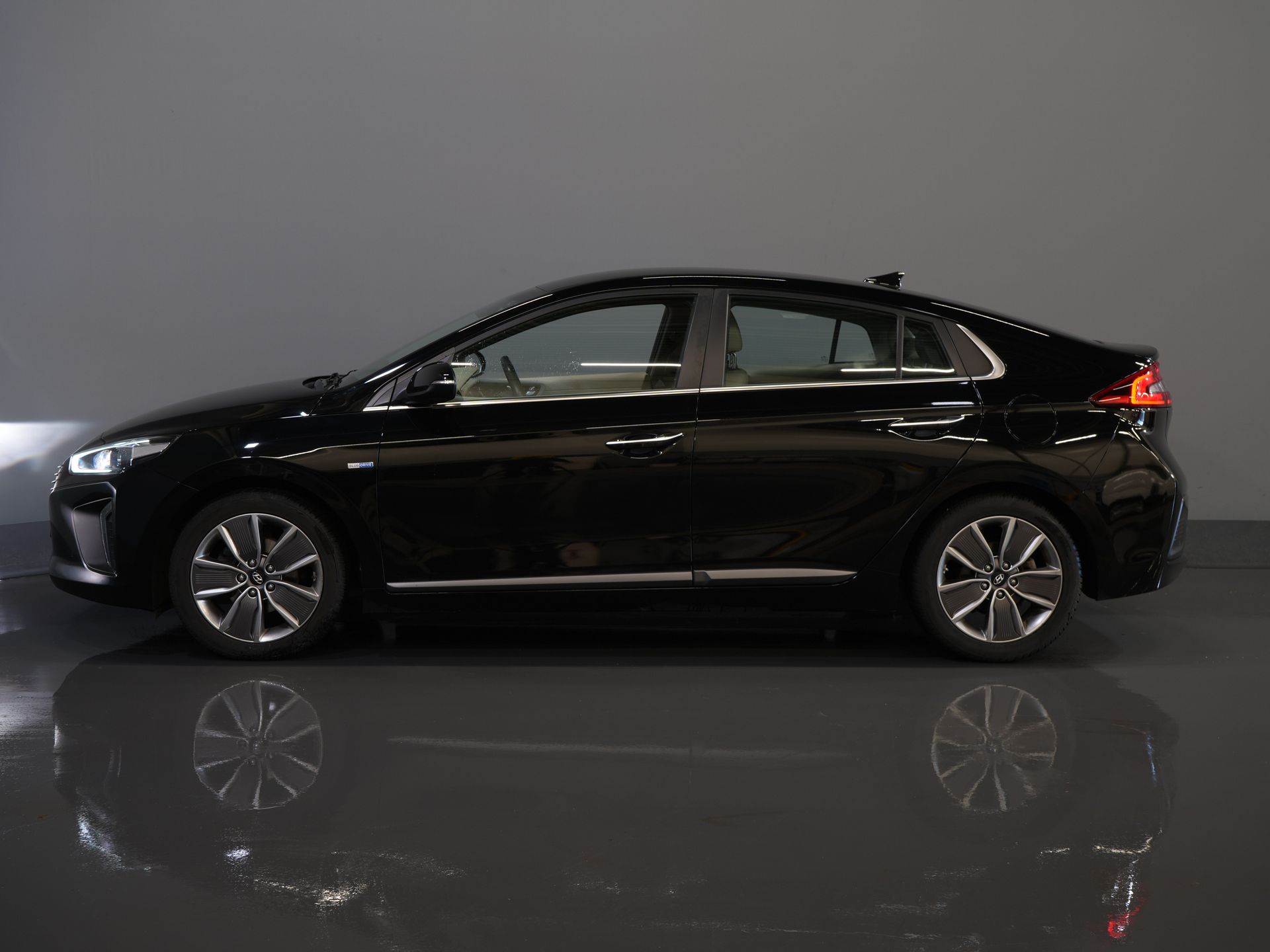 Hyundai IONIQ Hatchback 1.6 GDi Premium LED/ Adapt.Cruise/ Skóra/ Podgrzewane fotele/ Chłodzone fotele/ Podgrzewana kierownica/ Pamięć fotela/ CarPlay/ Nawigacja/ Kamera/ Klimatyzacja