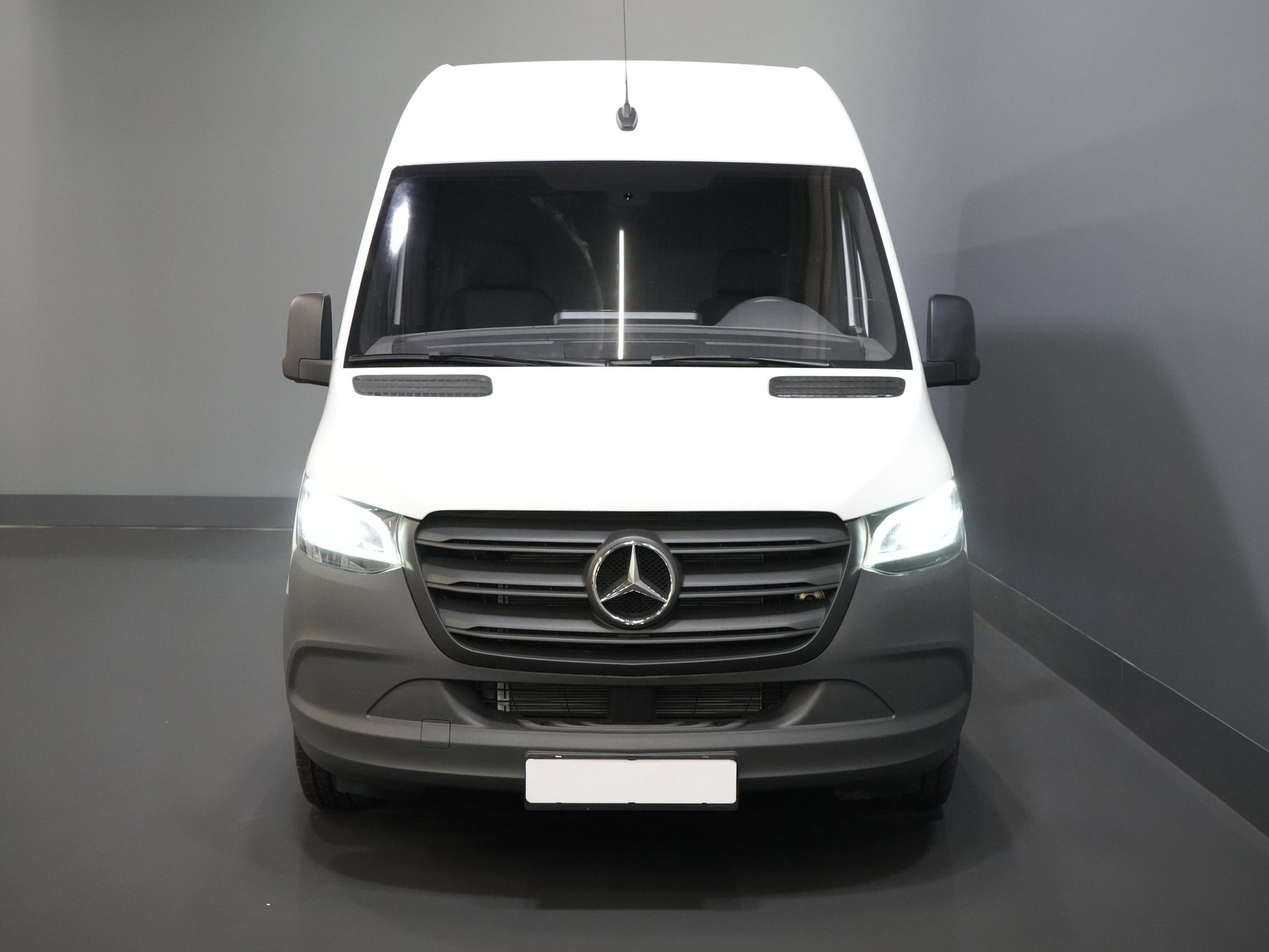 Volkswagen Crafter Van (MB Sprinter 211) (DEMO) Aut. L2H2 BPM FREE/ LED/ Chauffage au sol/ Chauffage des sièges/ Carplay/ Croisière/ Caméra