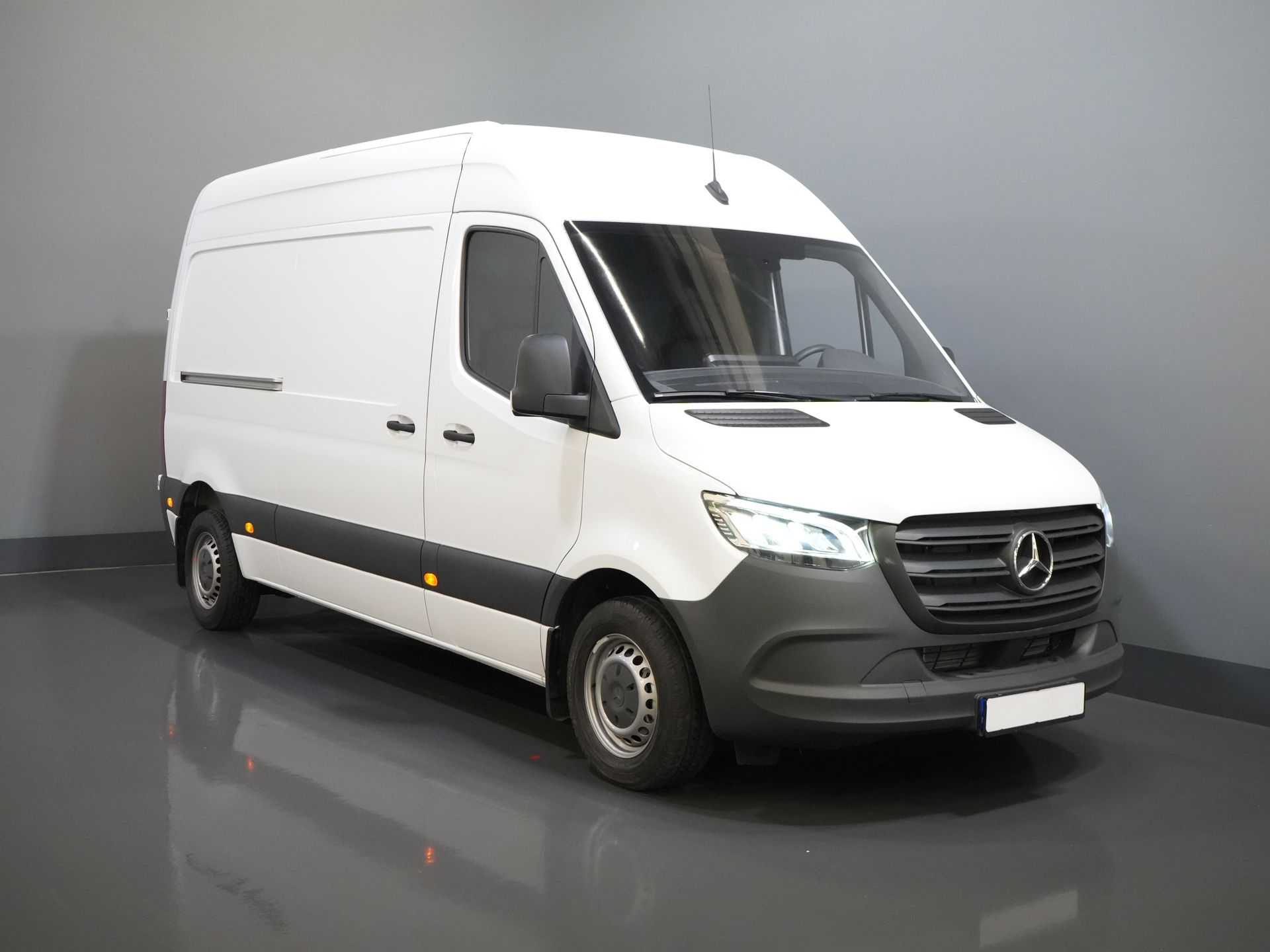 Volkswagen Crafter Van (MB Sprinter 211) (DEMO) Aut. L2H2 BPM FREE/ LED/ Chauffage au sol/ Chauffage des sièges/ Carplay/ Croisière/ Caméra