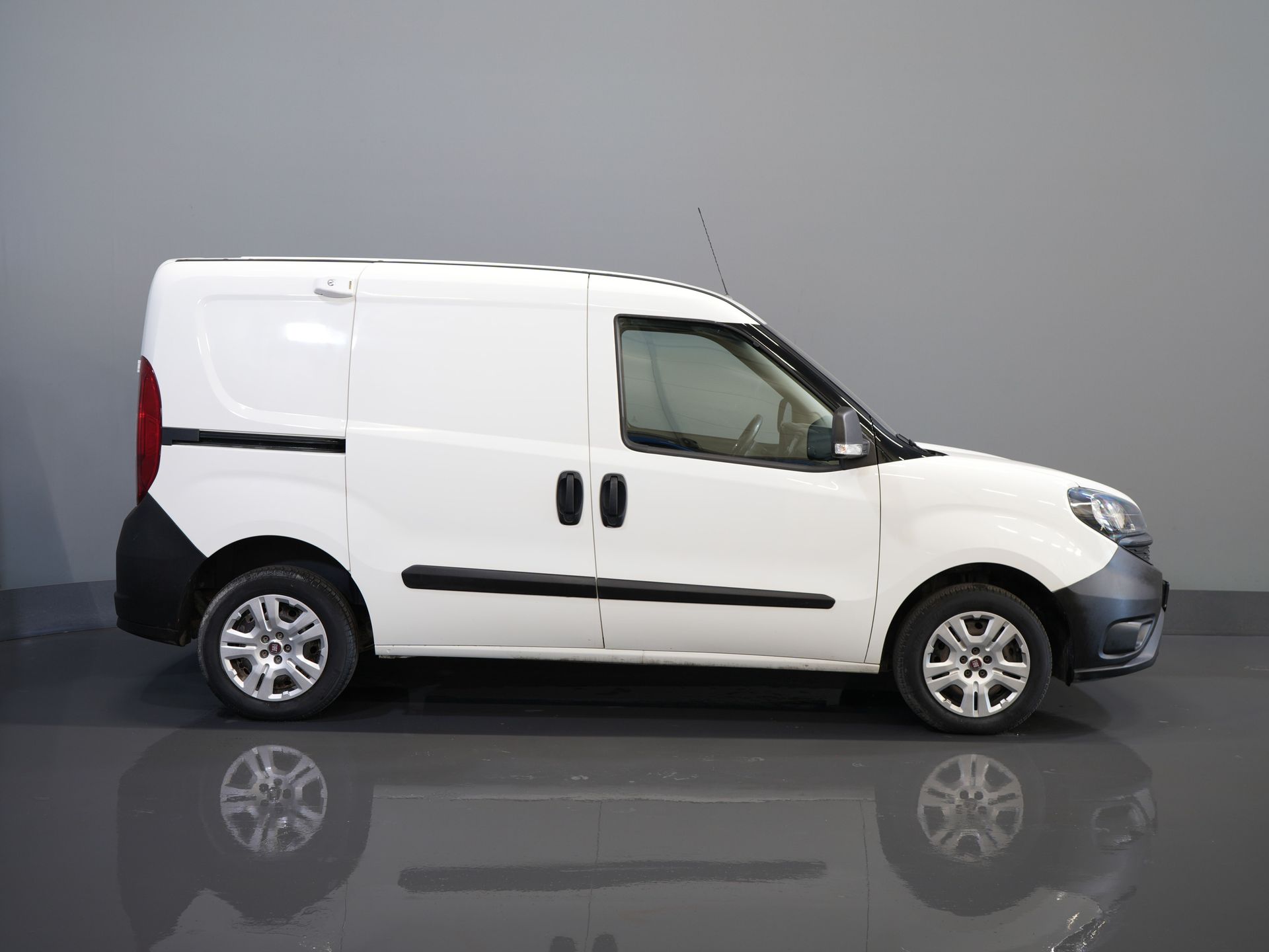 Fiat Dobló Cargo Bestelbus 1.3 MJ BPM VRIJ! 7x Voorraad NL Auto/ Airco/ Bluetooth/ Betimmering