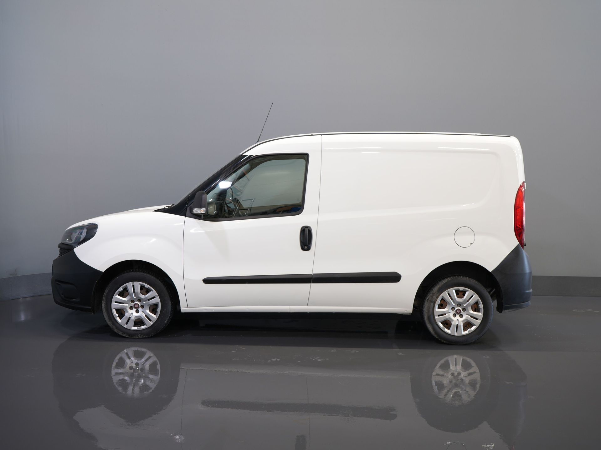 Fiat Dobló Cargo Bestelbus 1.3 MJ BPM VRIJ! 7x Voorraad NL Auto/ Airco/ Bluetooth/ Betimmering