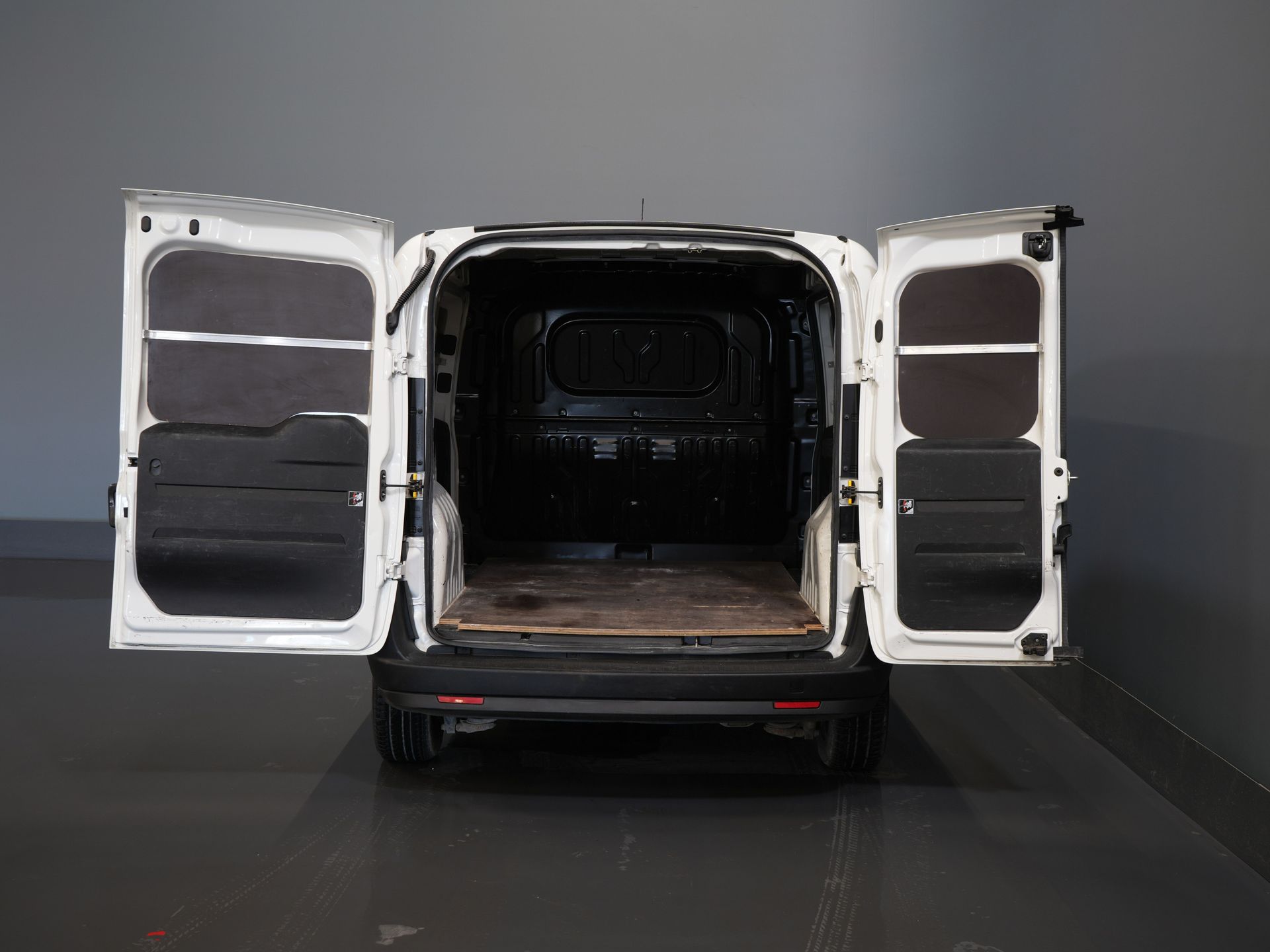 Fiat Dobló Cargo Bestelbus 1.3 MJ BPM VRIJ! 7x Voorraad NL Auto/ Airco/ Bluetooth/ Betimmering