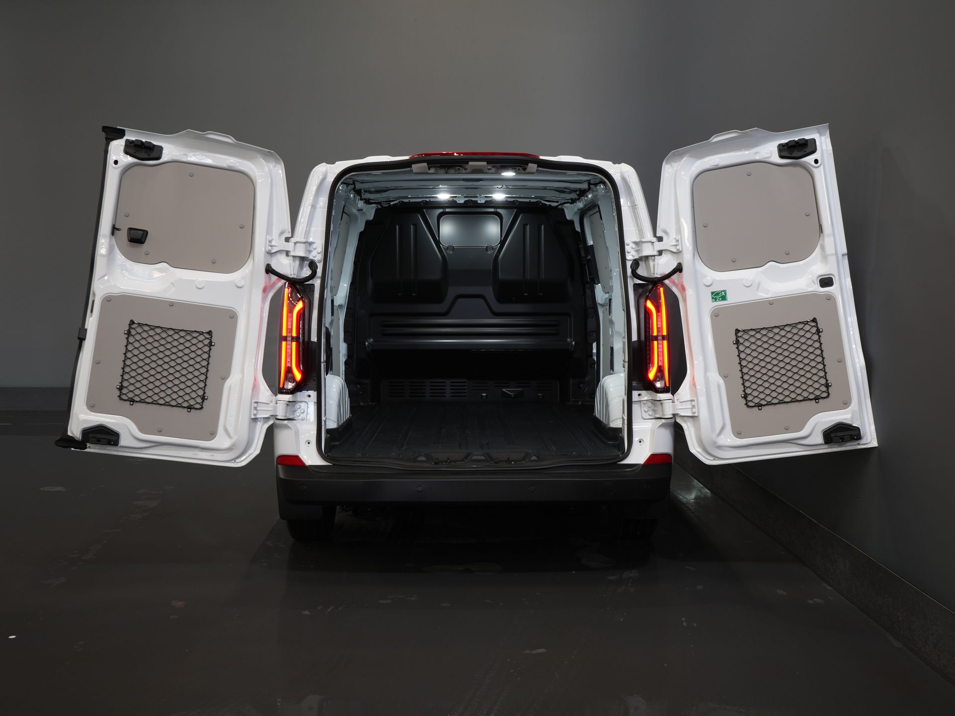 Ford E-Transit Custom Bestelbus Trend 65 kWh 330 km WLTP Garantie t/m 2029/ LED/ Standkachel/ Snellader/ 2.3t Trekverm./ Stuurverw./ Stoelverw./ Carplay/ Camera