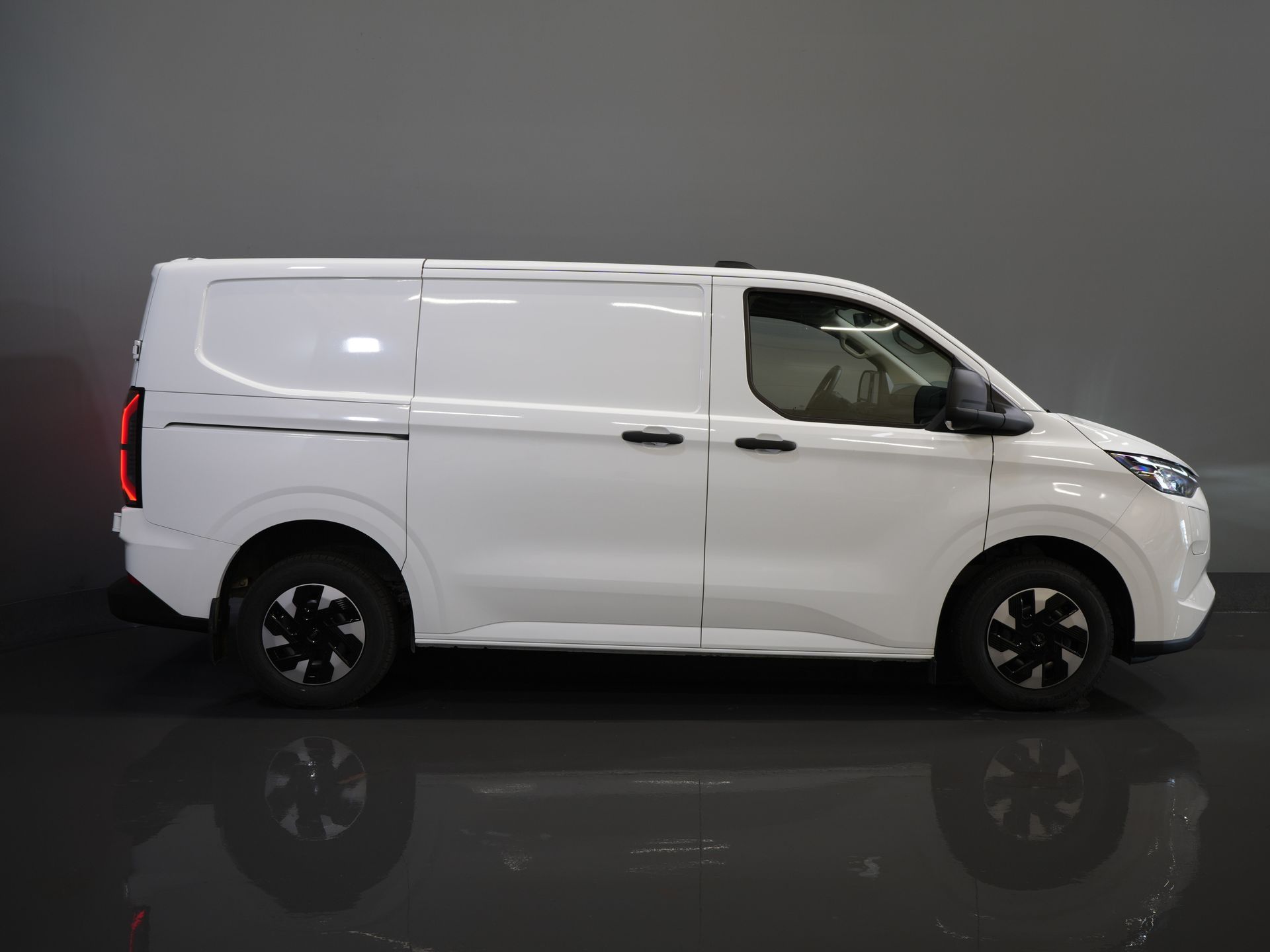 Ford E-Transit Custom Bestelbus Trend 65 kWh 330 km WLTP Garantie t/m 2029/ LED/ Standkachel/ Snellader/ 2.3t Trekverm./ Stuurverw./ Stoelverw./ Carplay/ Camera