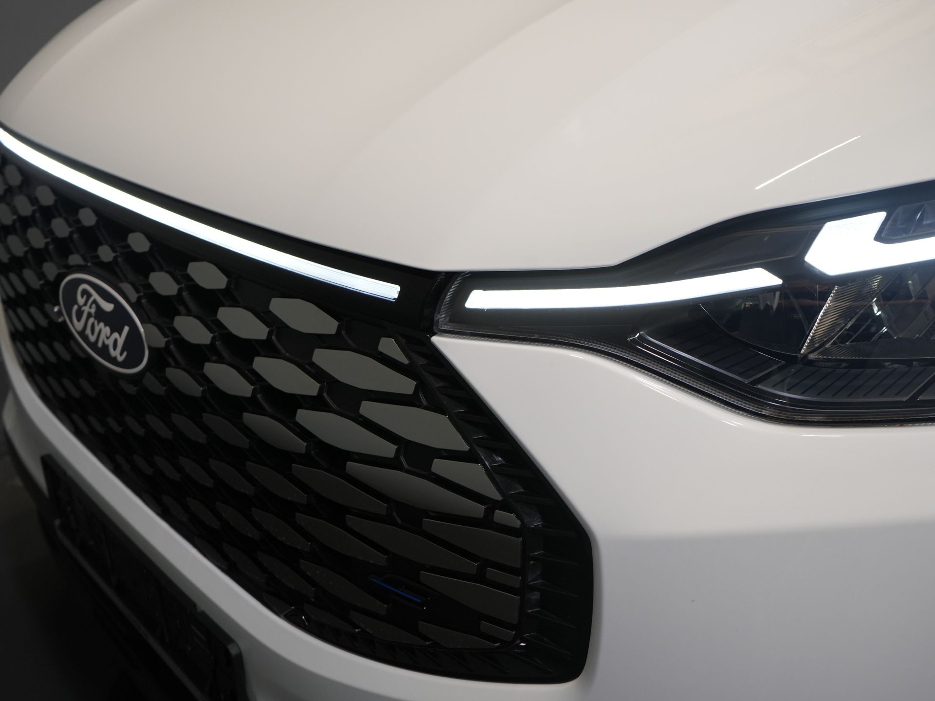 Ford E-Transit Custom Bestelbus Trend 65 kWh 330 km WLTP Garantie t/m 2029/ LED/ Standkachel/ Snellader/ 2.3t Trekverm./ Stuurverw./ Stoelverw./ Carplay/ Camera