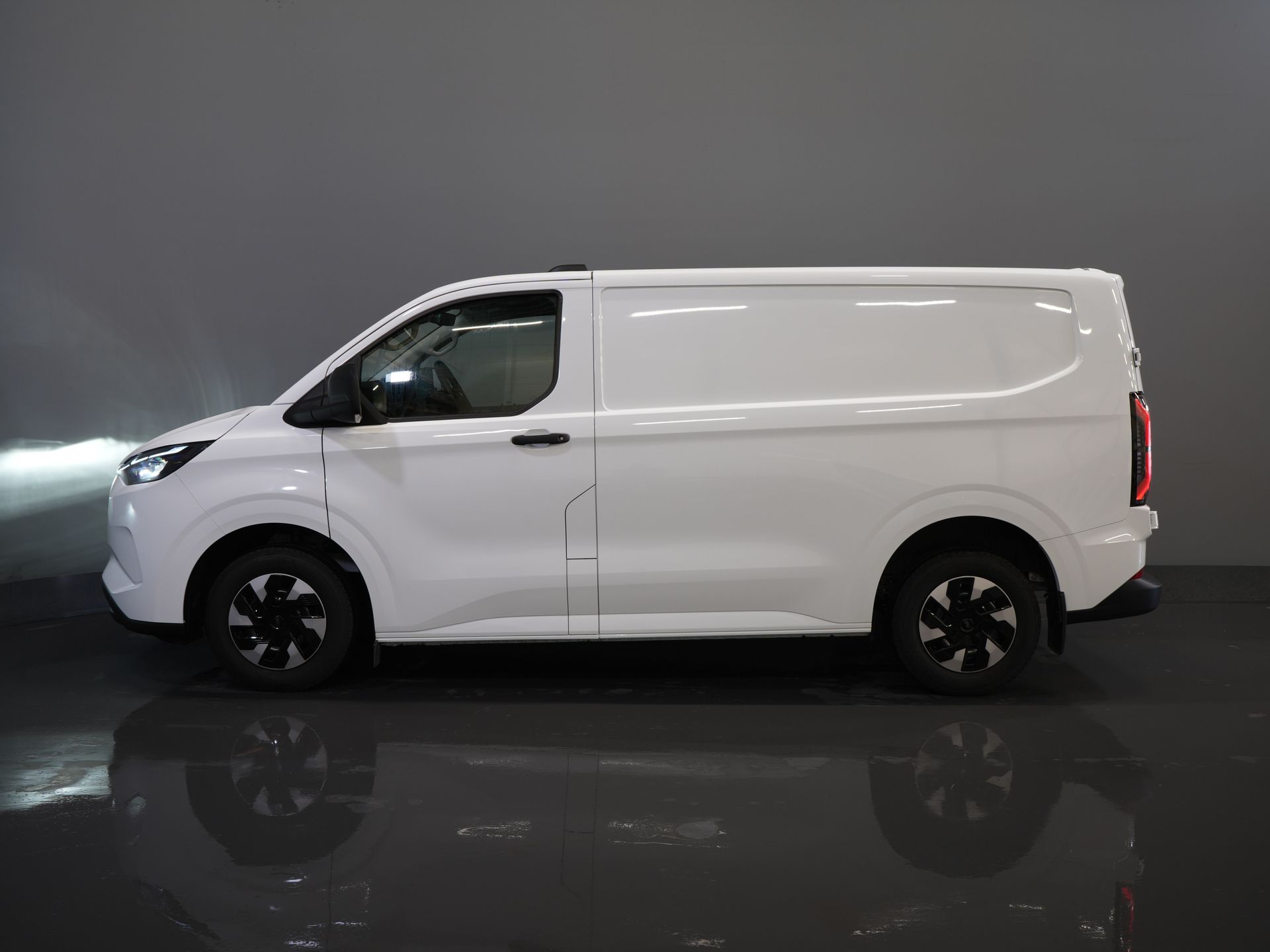 Ford E-Transit Custom Bestelbus Trend 65 kWh 330 km WLTP Garantie t/m 2029/ LED/ Standkachel/ Snellader/ 2.3t Trekverm./ Stuurverw./ Stoelverw./ Carplay/ Camera