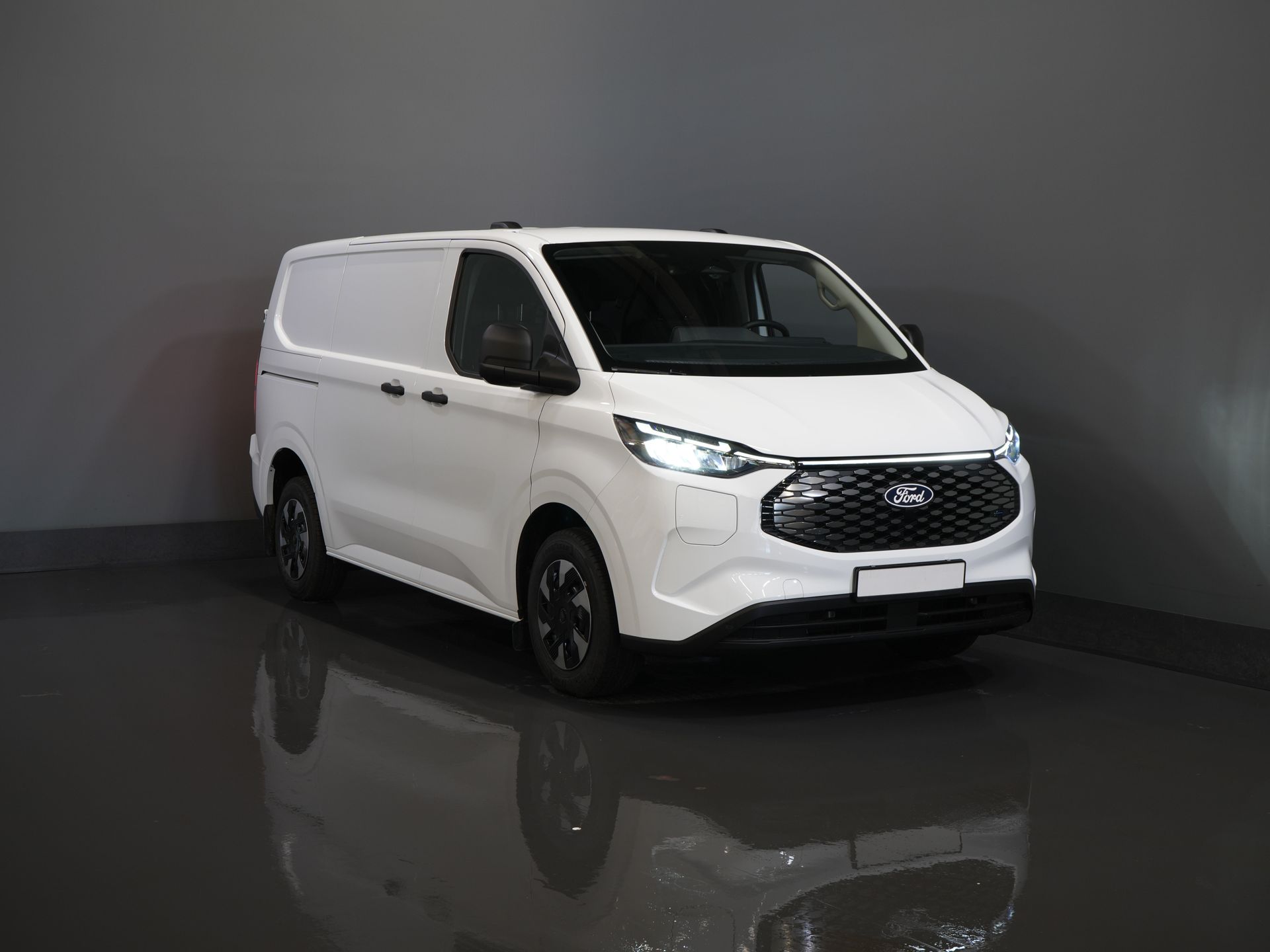 Ford E-Transit Custom Bestelbus Trend 65 kWh 330 km WLTP Garantie t/m 2029/ LED/ Standkachel/ Snellader/ 2.3t Trekverm./ Stuurverw./ Stoelverw./ Carplay/ Camera