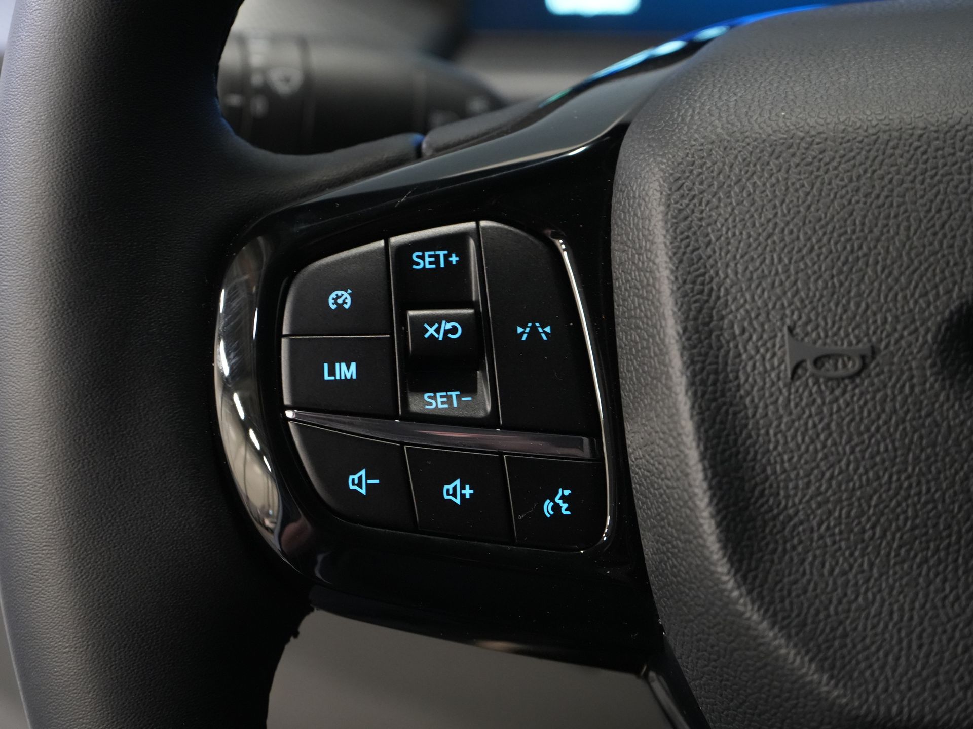 Ford E-Transit Custom Bestelbus Trend 65 kWh 330 km WLTP Garantie t/m 2029/ LED/ Standkachel/ Snellader/ 2.3t Trekverm./ Stuurverw./ Stoelverw./ Carplay/ Camera