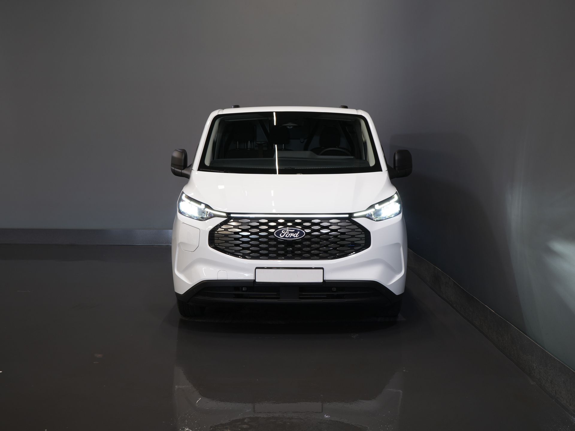 Ford E-Transit Custom Bestelbus Trend 65 kWh 330 km WLTP Garantie t/m 2029/ LED/ Standkachel/ Snellader/ 2.3t Trekverm./ Stuurverw./ Stoelverw./ Carplay/ Camera