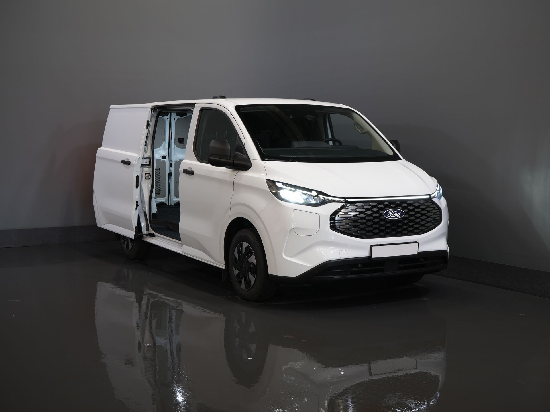 Ford E-Transit Custom Bestelbus Trend 65 kWh 330 km WLTP Garantie t/m 2029/ LED/ Standkachel/ Snellader/ 2.3t Trekverm./ Stuurverw./ Stoelverw./ Carplay/ Camera