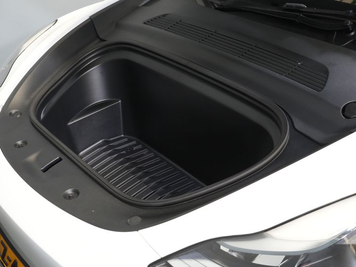 Tesla Model Y SUV Long Range AWD 75 kWh 540 km WLTP MARGE SOH 92%/ Pano/ Pompe à chaleur/ Adapt.Cruise/ Memory/ Elek.valve/ Seatverw./ Navi/ 360 camera