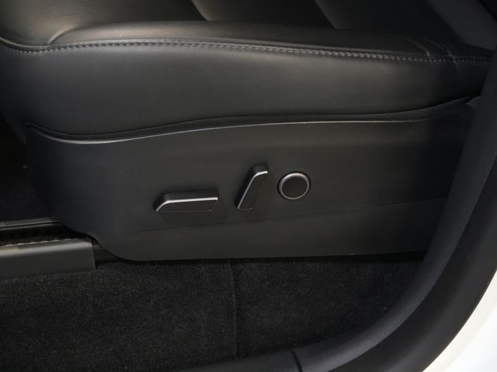 Tesla Model Y SUV Long Range AWD 75 kWh 540 km WLTP MARGE SOH 92%/ Pano/ Pompe à chaleur/ Adapt.Cruise/ Memory/ Elek.valve/ Seatverw./ Navi/ 360 camera