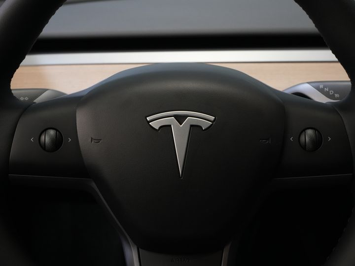 Tesla Model Y SUV Long Range AWD 75 kWh 540 km WLTP MARGE SOH 92%/ Pano/ Pompe à chaleur/ Adapt.Cruise/ Memory/ Elek.valve/ Seatverw./ Navi/ 360 camera