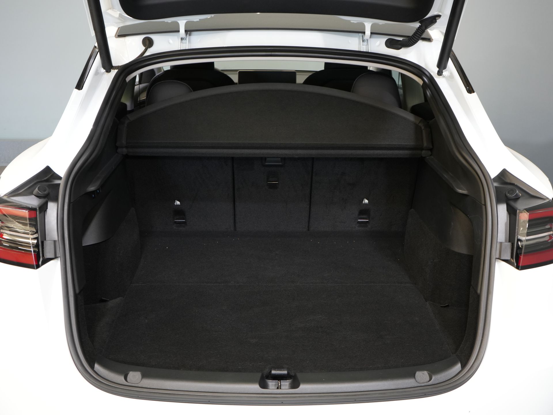 Tesla Model Y SUV Long Range AWD 75 kWh 540 km WLTP MARGE SOH 92%/ Pano/ Pompe à chaleur/ Adapt.Cruise/ Memory/ Elek.valve/ Seatverw./ Navi/ 360 camera