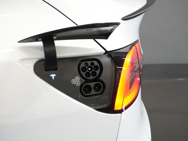 Tesla Model Y SUV Long Range AWD 75 kWh 540 km WLTP MARGE SOH 92%/ Pano/ Pompe à chaleur/ Adapt.Cruise/ Memory/ Elek.valve/ Seatverw./ Navi/ 360 camera