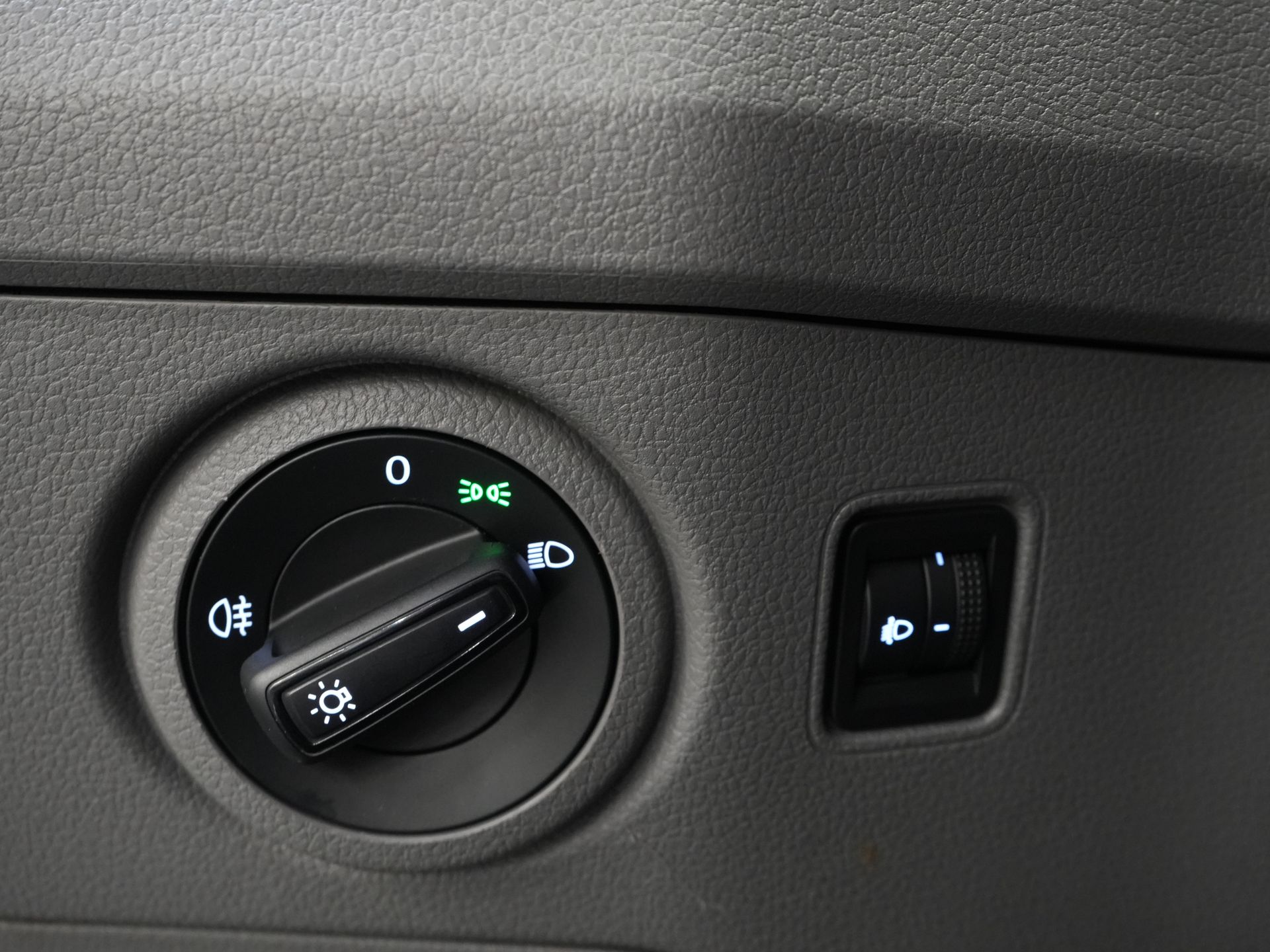 Volkswagen Crafter Bestelbus 35 2.0 TDI L3H2 (DEMO) Airco/ PDC/ Bluetooth/ Betimmering